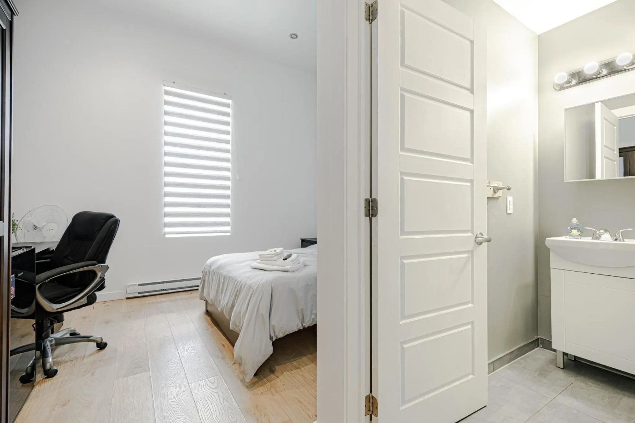 Bed in HoMa Homestay Hotel by Olympic Stadium Montreal Auberge-Hostel