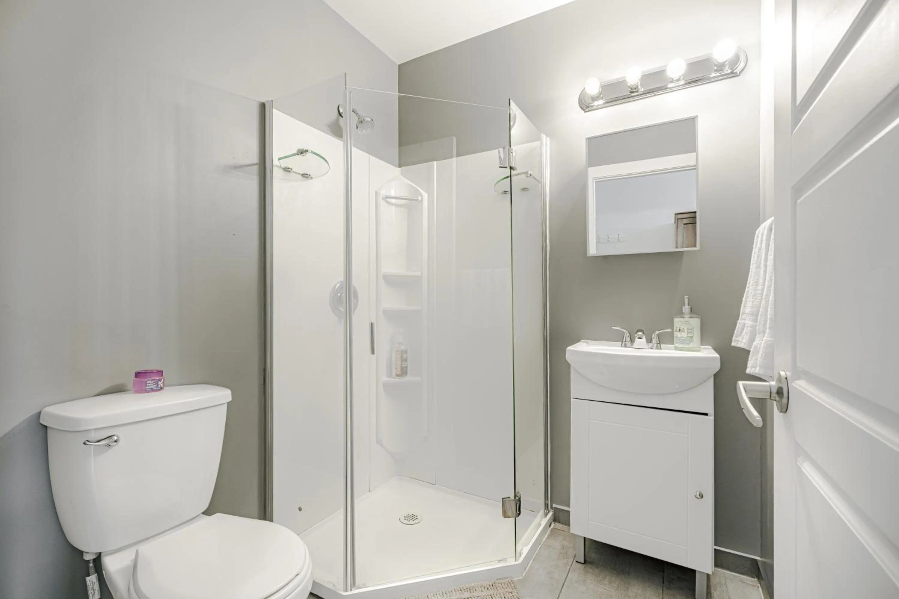 Shower in HoMa Homestay Hotel by Olympic Stadium Montreal Auberge-Hostel