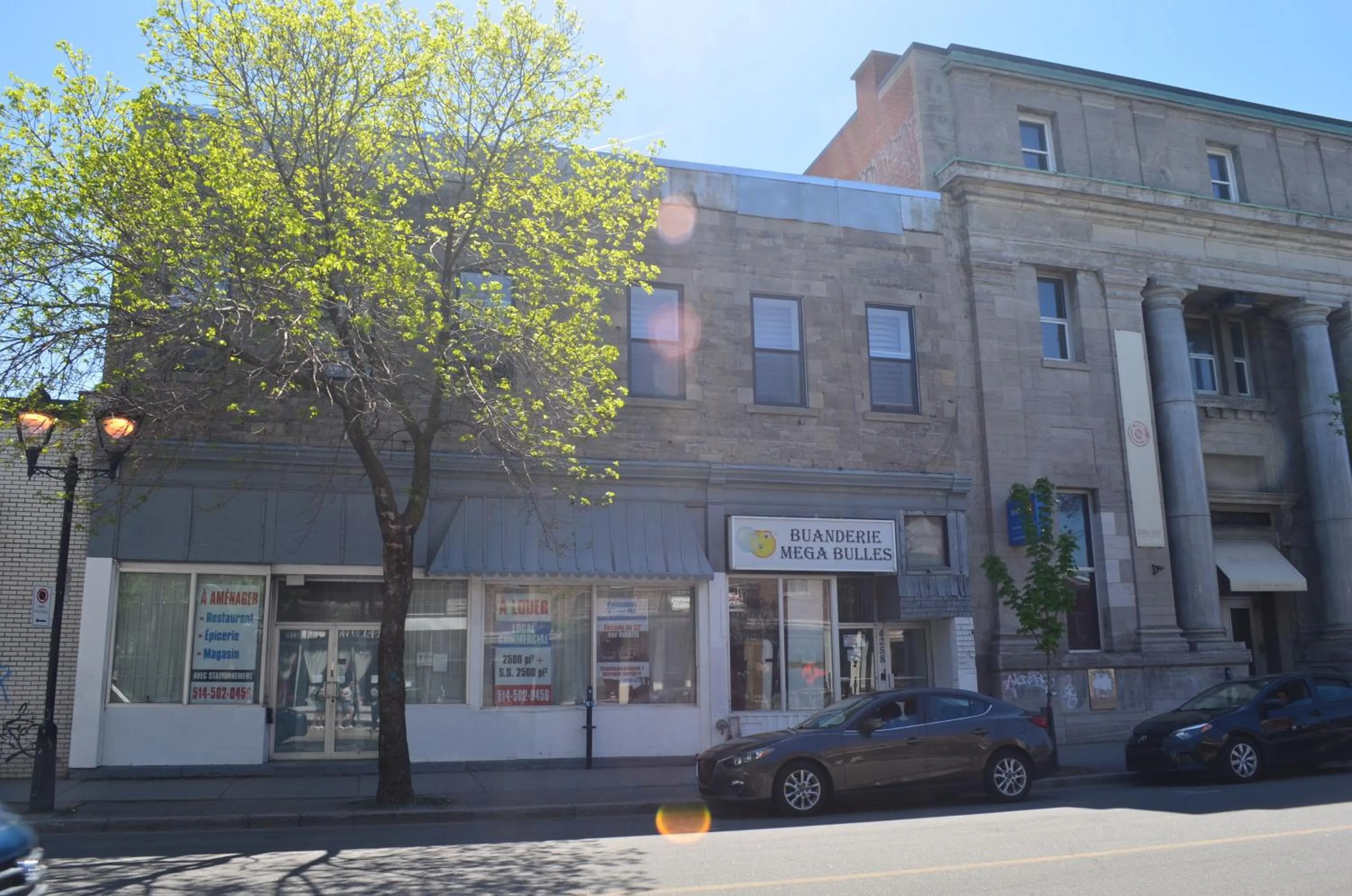 Property building in HoMa Homestay Hotel by Olympic Stadium Montreal Auberge-Hostel