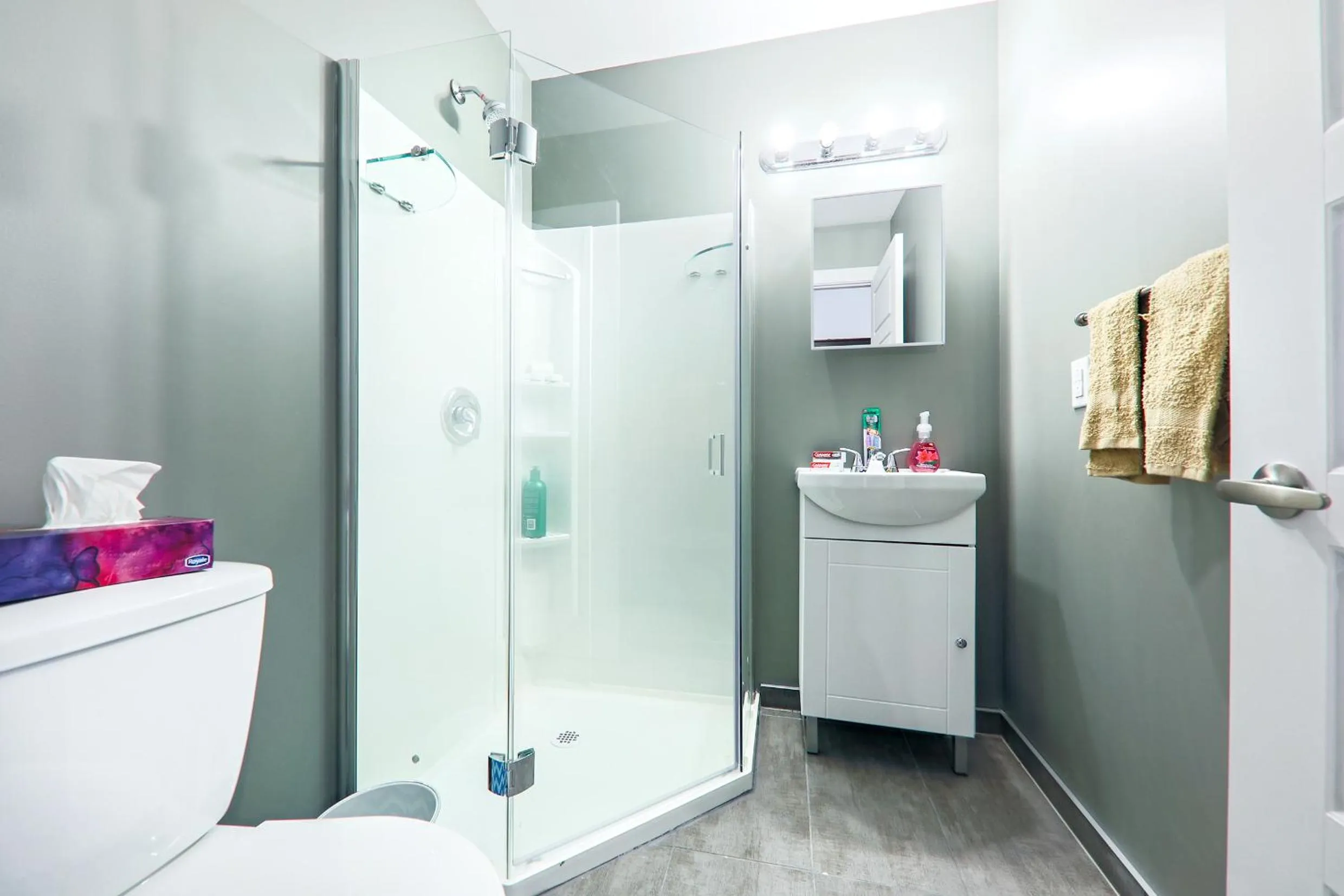 Shower in HoMa Homestay Hotel by Olympic Stadium Montreal Auberge-Hostel