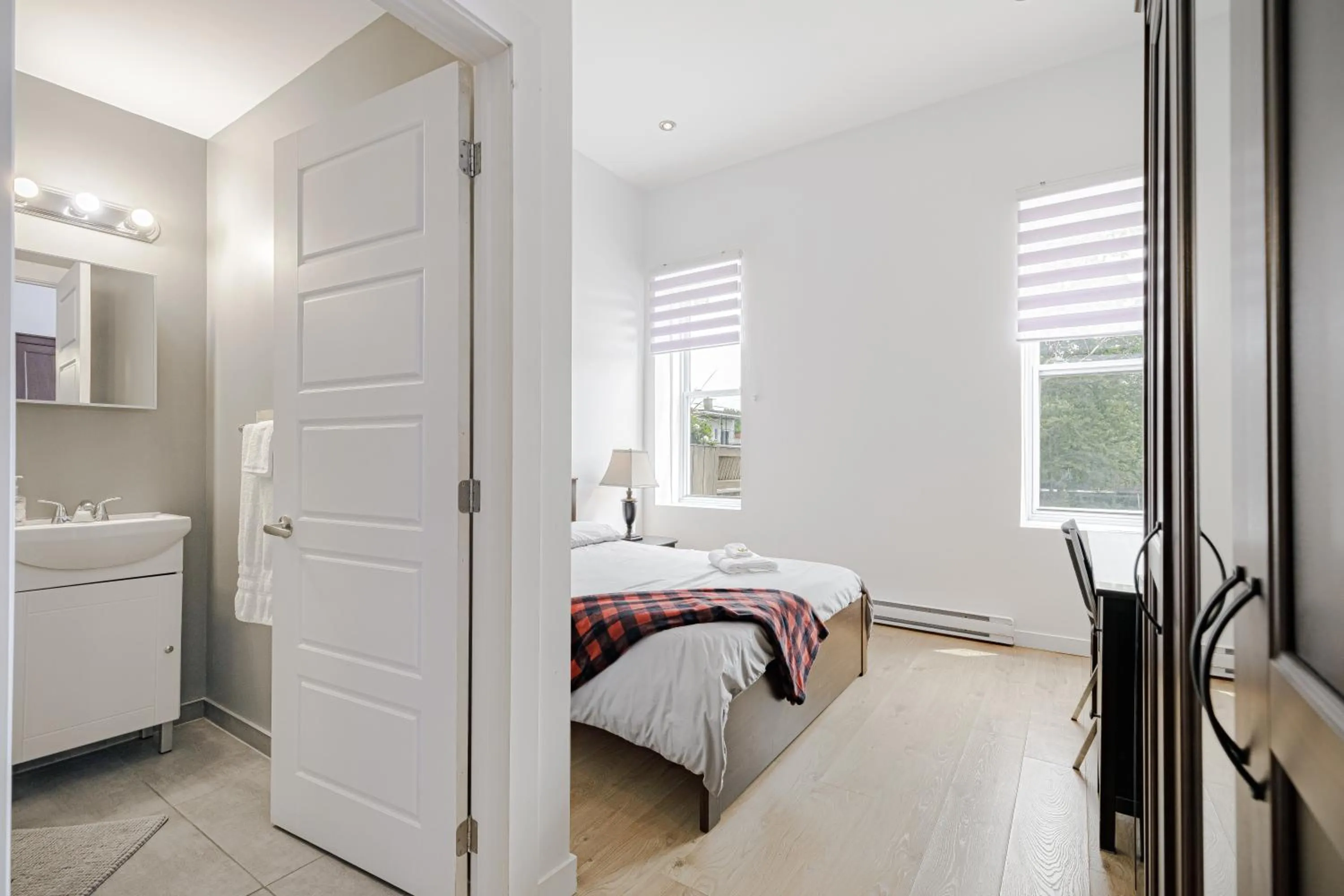 Bed in HoMa Homestay Hotel by Olympic Stadium Montreal Auberge-Hostel