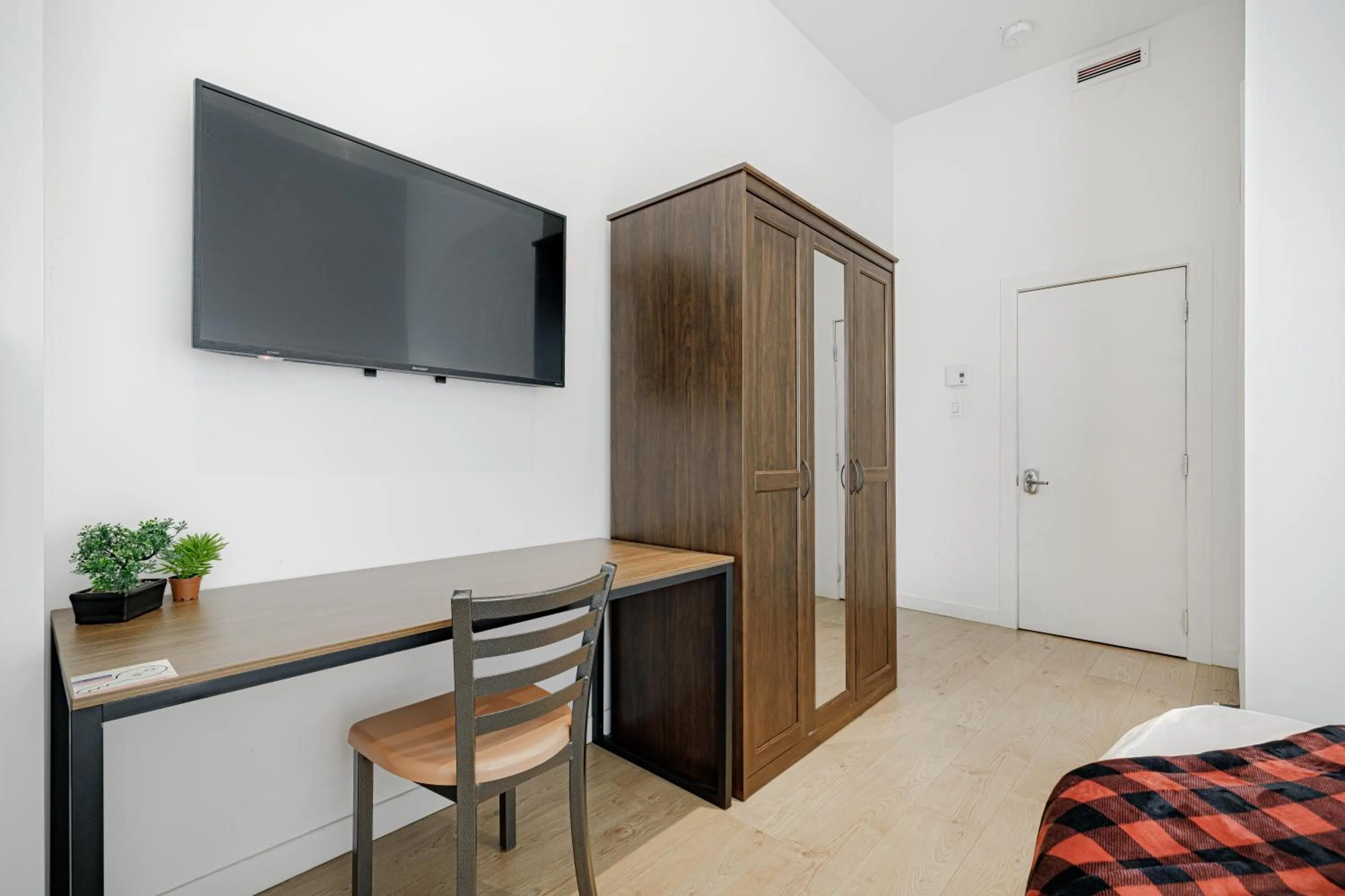 TV and multimedia, Bed in HoMa Homestay Hotel by Olympic Stadium Montreal Auberge-Hostel