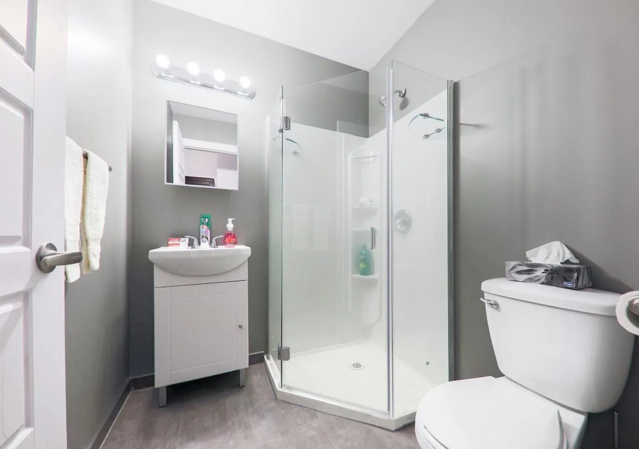 Shower in HoMa Homestay Hotel by Olympic Stadium Montreal Auberge-Hostel