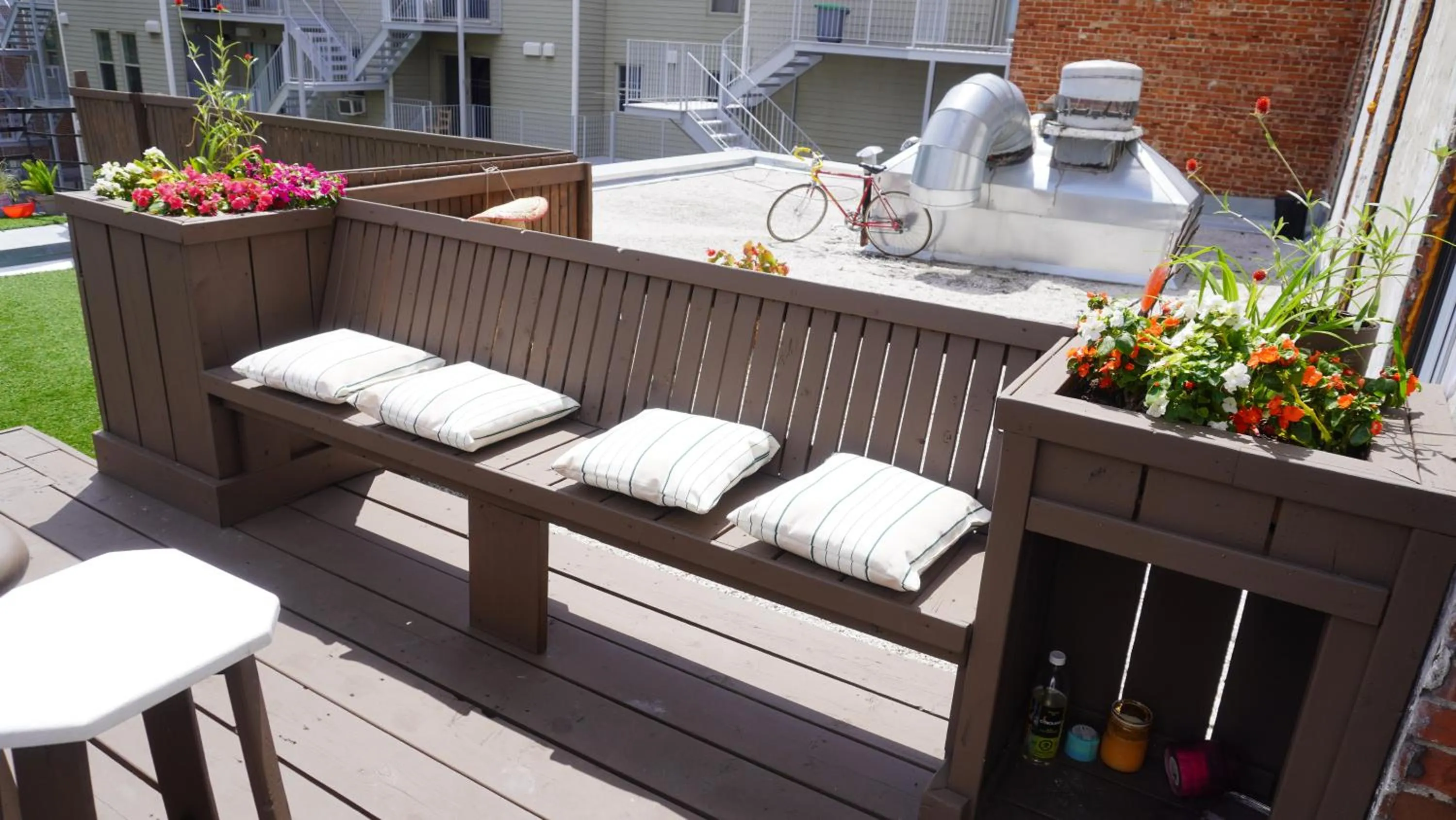 Patio in HoMa Homestay Hotel by Olympic Stadium Montreal Auberge-Hostel