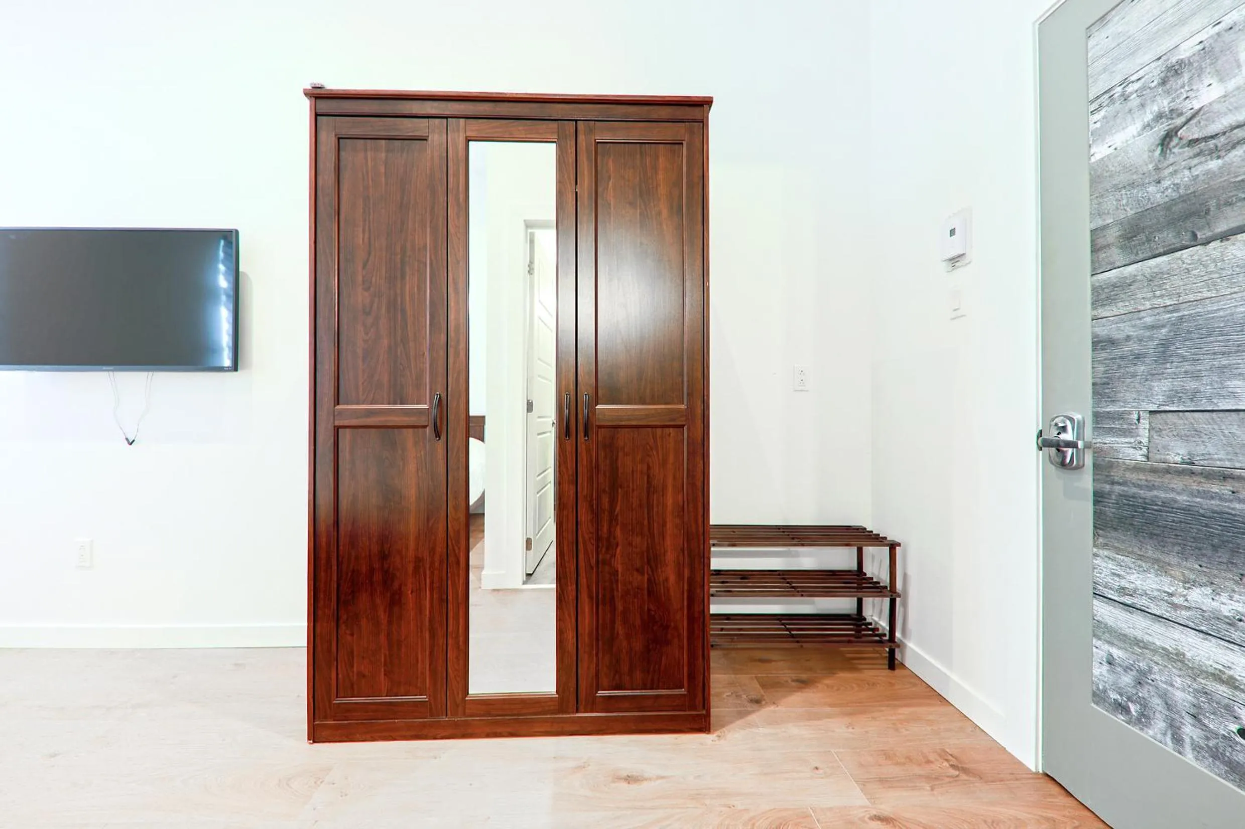 TV and multimedia in HoMa Homestay Hotel by Olympic Stadium Montreal Auberge-Hostel