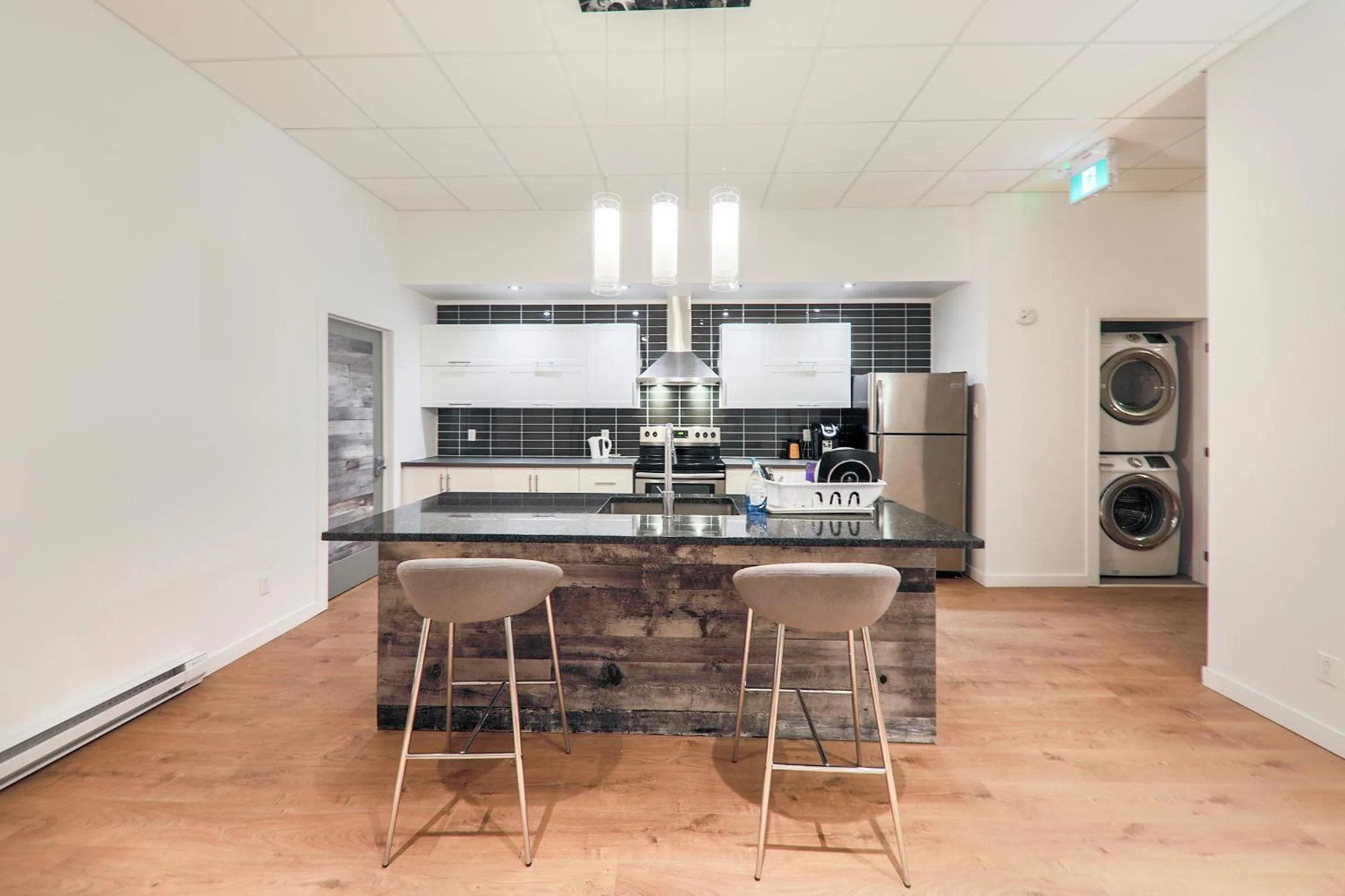 Kitchen or kitchenette in HoMa Homestay Hotel by Olympic Stadium Montreal Auberge-Hostel