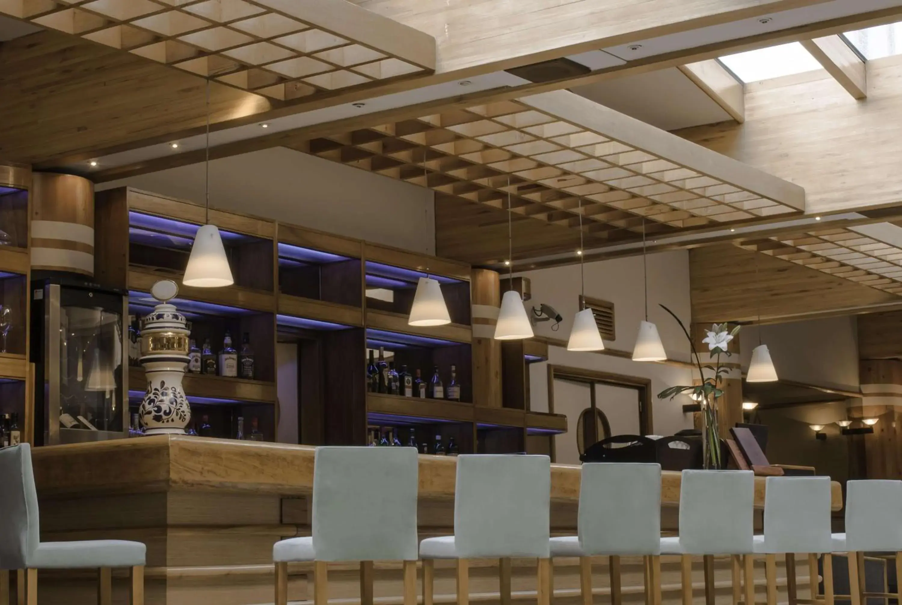 Lounge or bar in NH Bariloche Edelweiss Lounge or bar in NH Bariloche Edelweiss