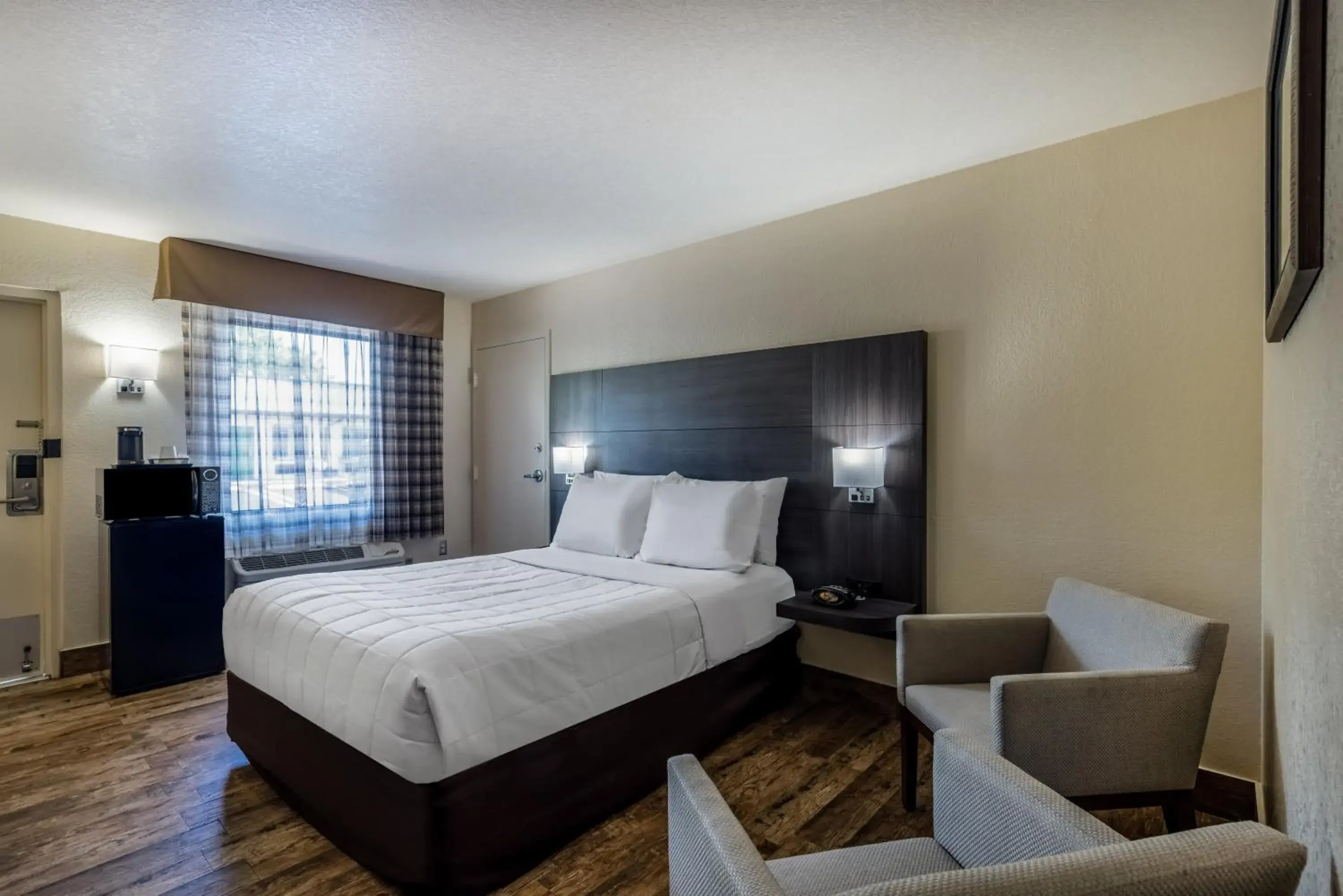 Deluxe Queen Room with Mobility Access - Ground Floor/Non-Smoking in Travelodge by Wyndham Florida City/Homestead/Everglades Deluxe Queen Room with Mobility Access - Ground Floor/Non-Smoking in Travelodge by Wyndham Florida City/Homestead/Everglades