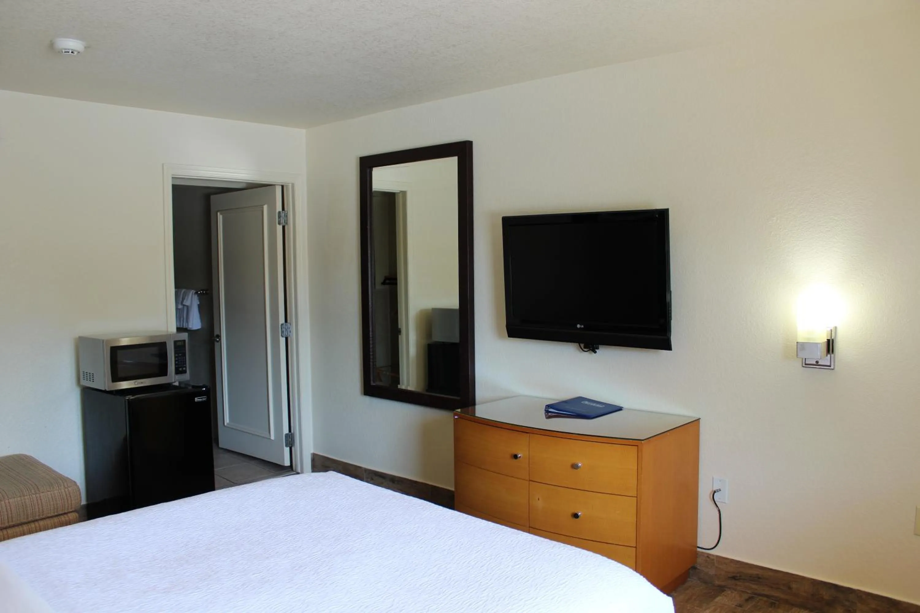 TV and multimedia, Bed in Travelodge by Wyndham Florida City/Homestead/Everglades
