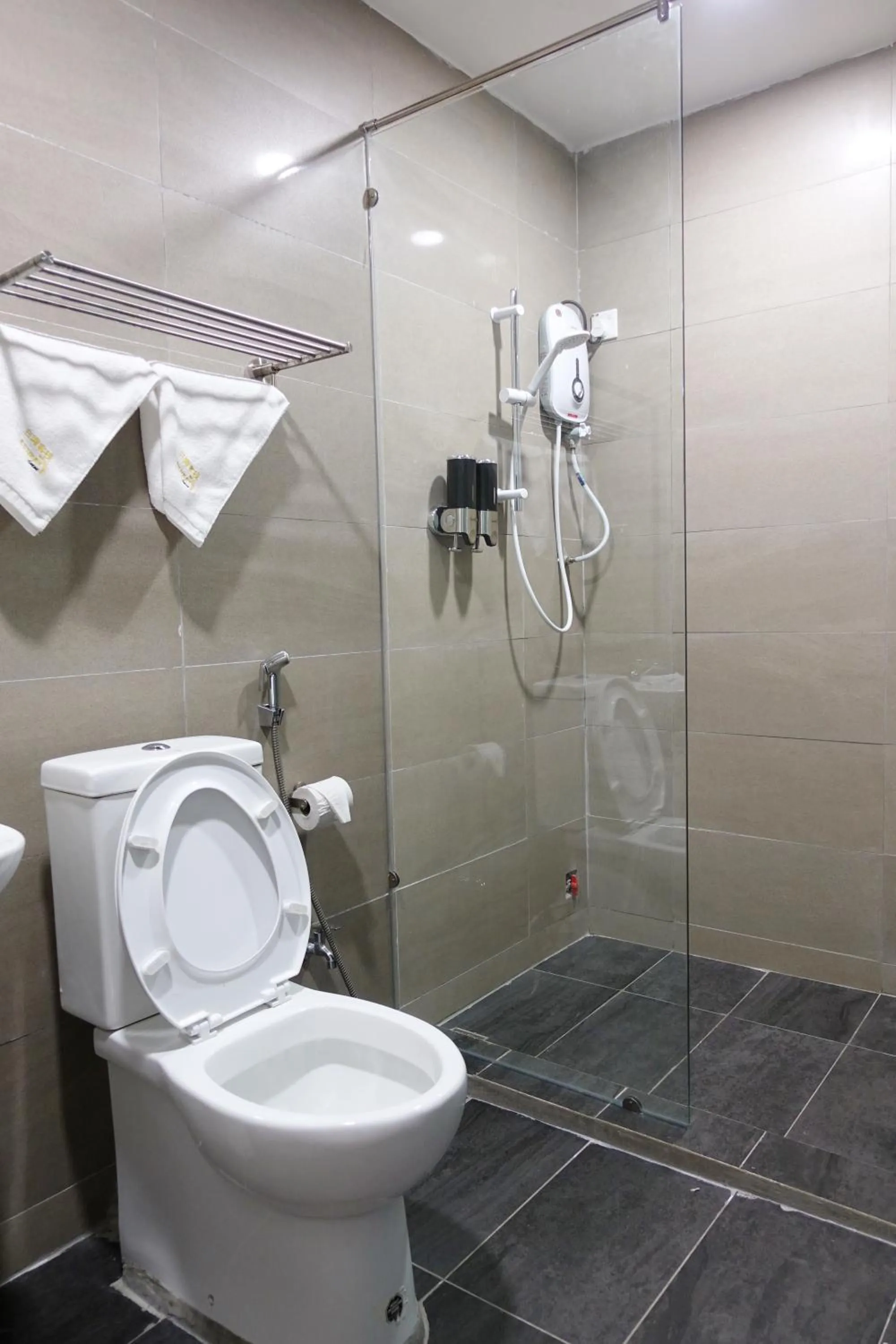 Shower in SUNBAY INN