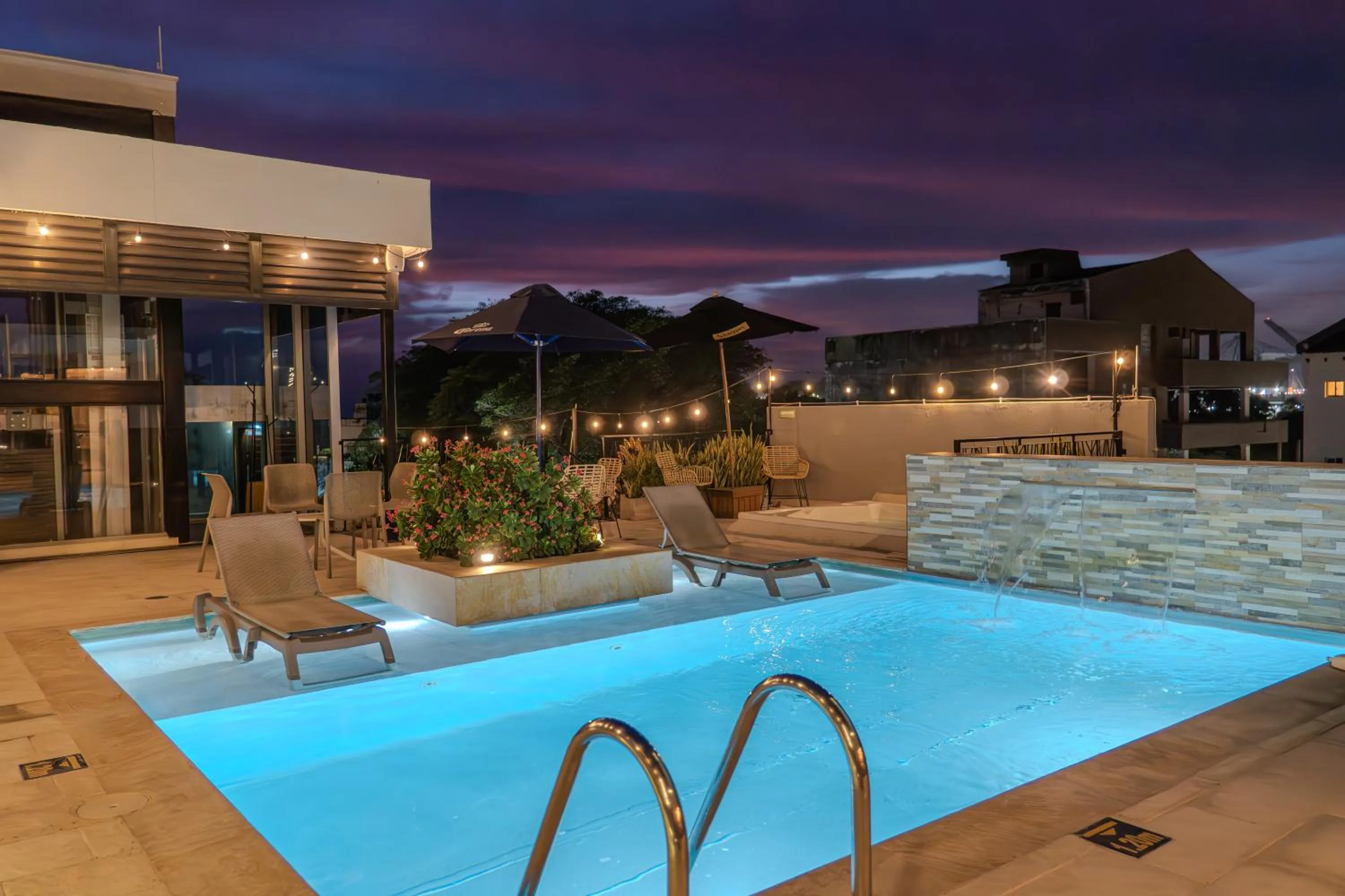 Night in Hotel Boutique Maree