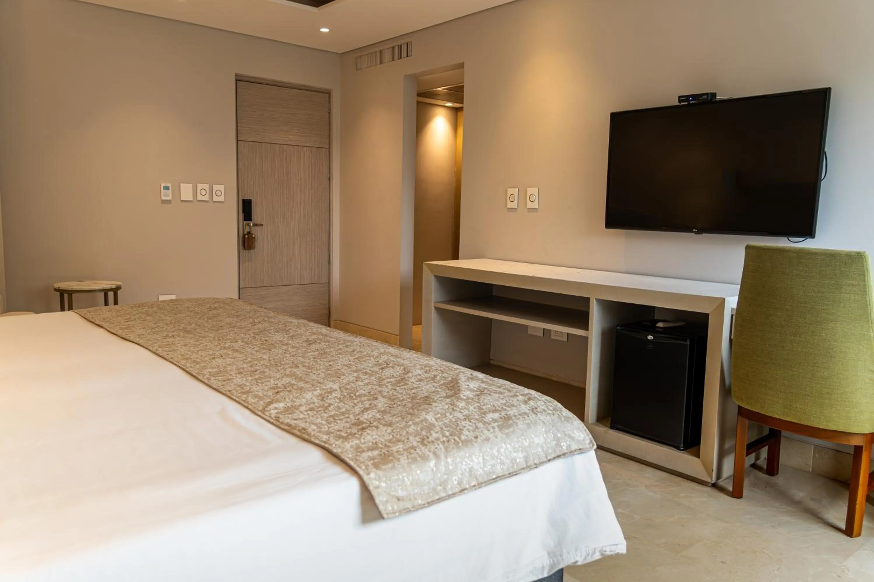 Communal lounge/ TV room, Bed in Hotel Boutique Maree