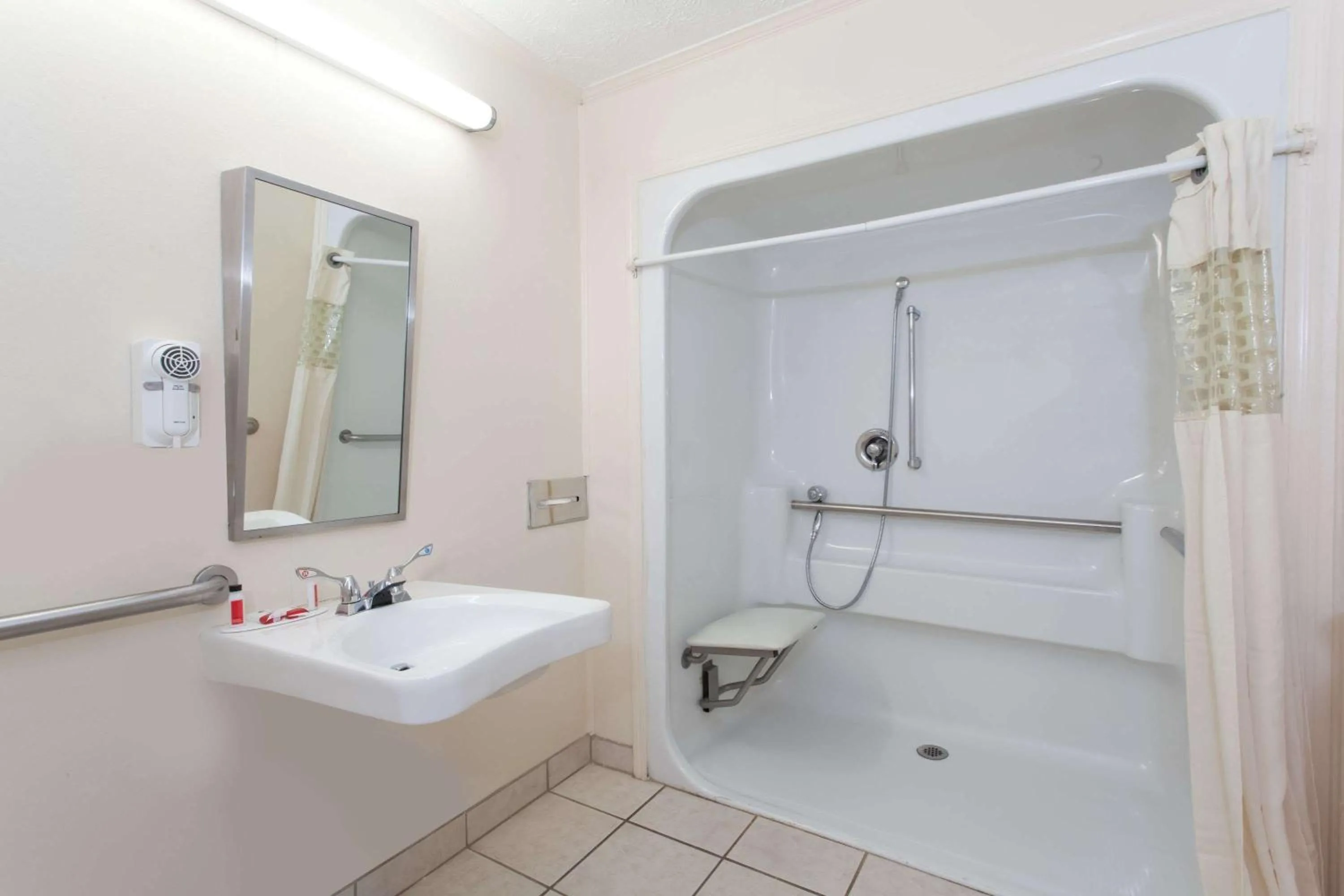 Shower in Syracuse Inn