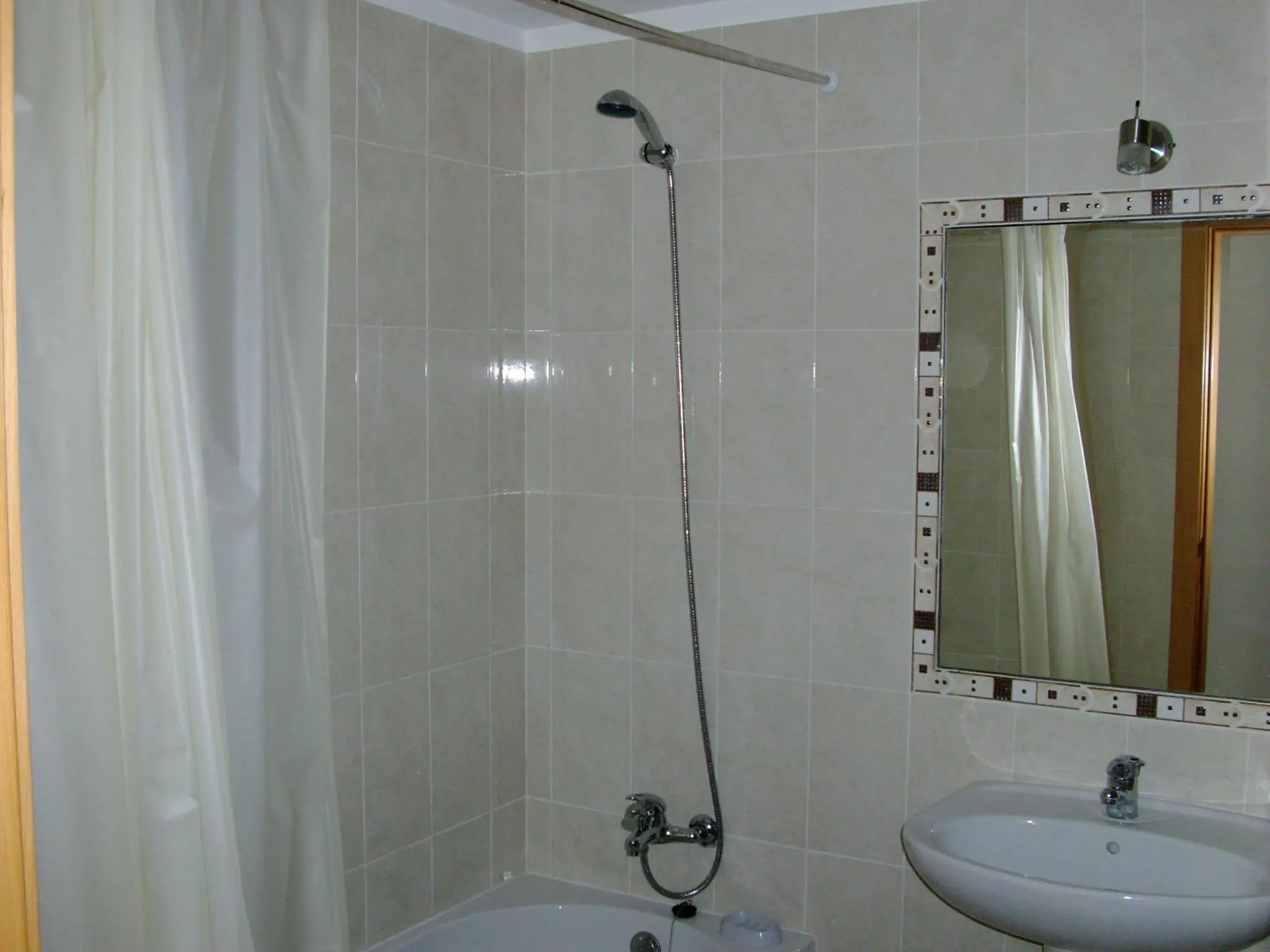 Shower in Albufeira 2 bedroom apartment 5 min from Falesia beach and close to center I Shower in Albufeira 2 bedroom apartment 5 min from Falesia beach and close to center I