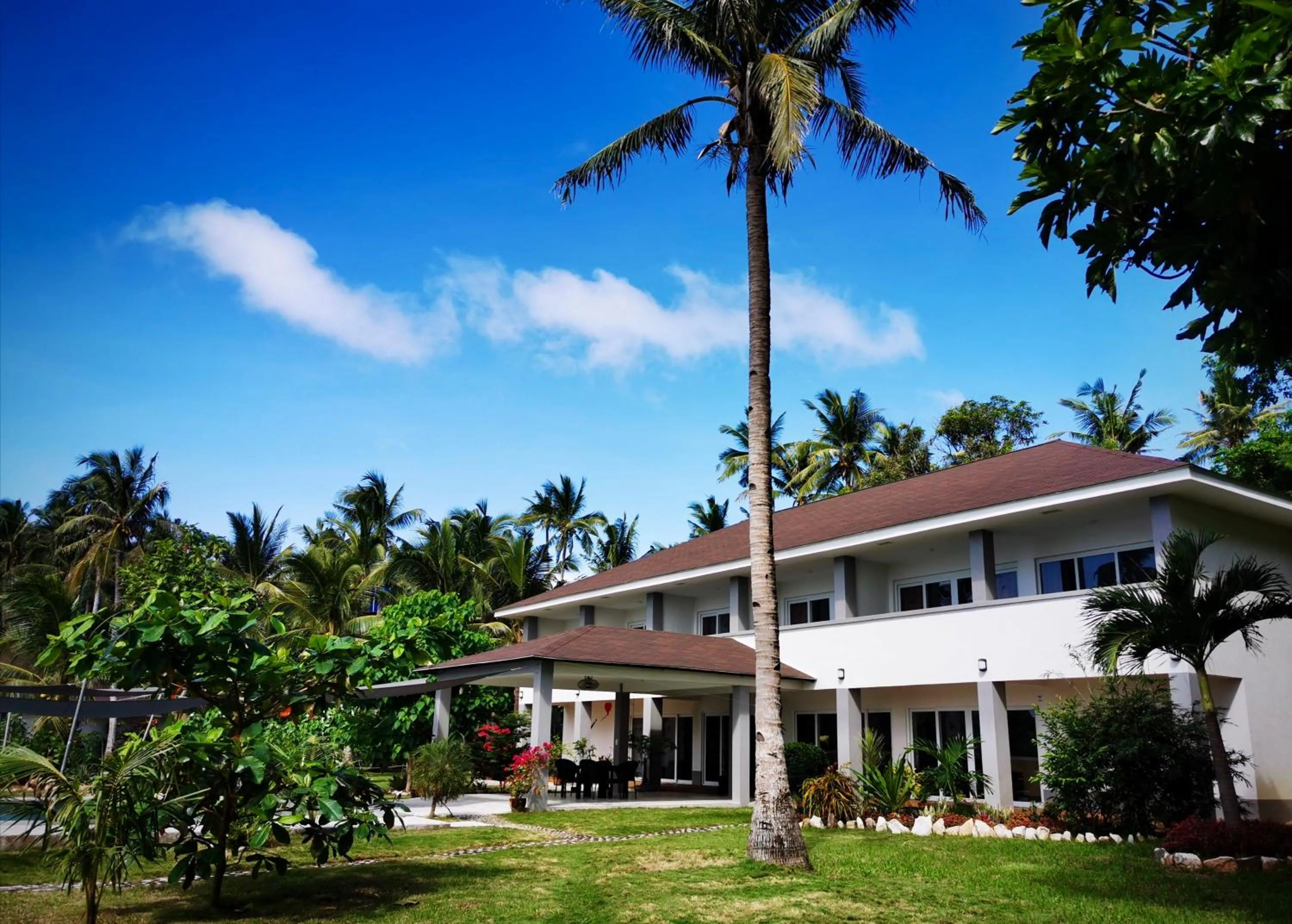 Property building in Sunset Cove Beach & Dive Resort
