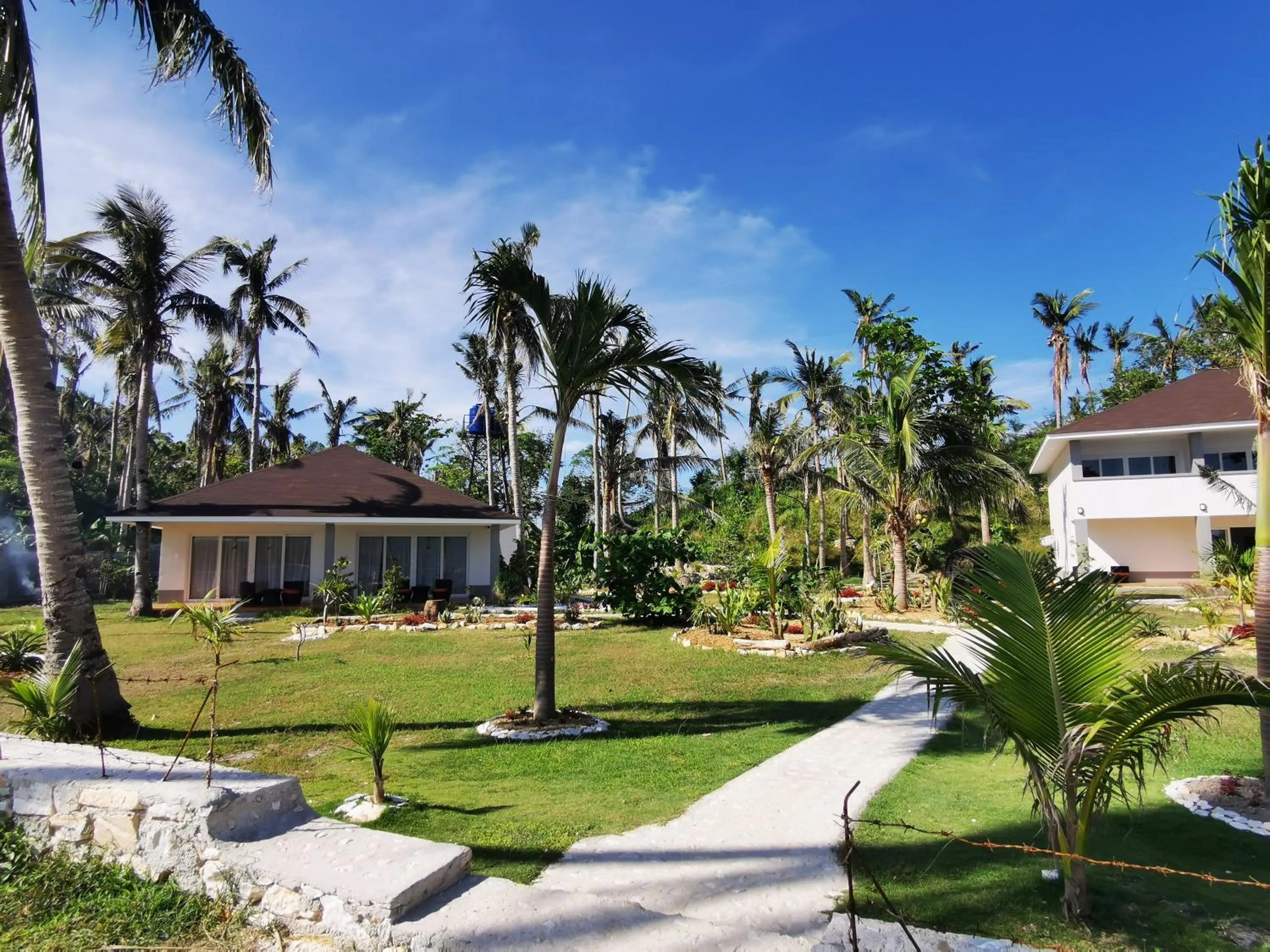 Property building in Sunset Cove Beach & Dive Resort