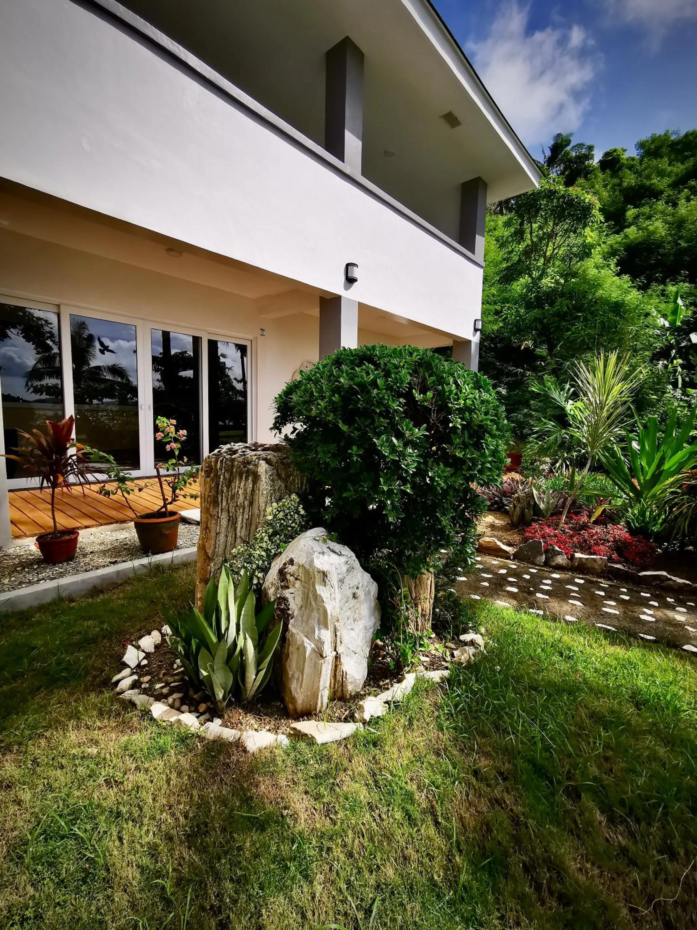 Property building in Sunset Cove Beach & Dive Resort