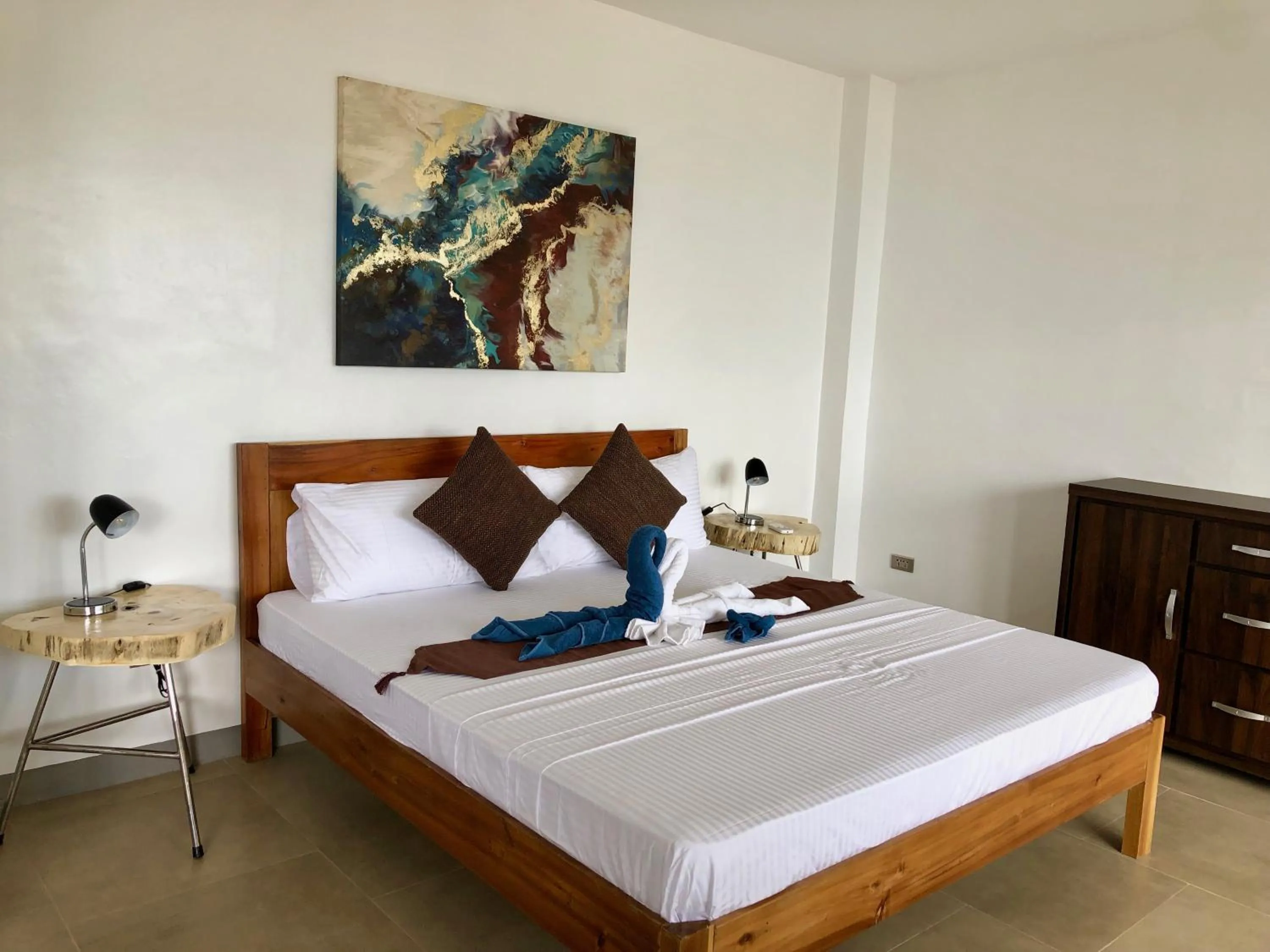 Bedroom, Bed in Sunset Cove Beach & Dive Resort