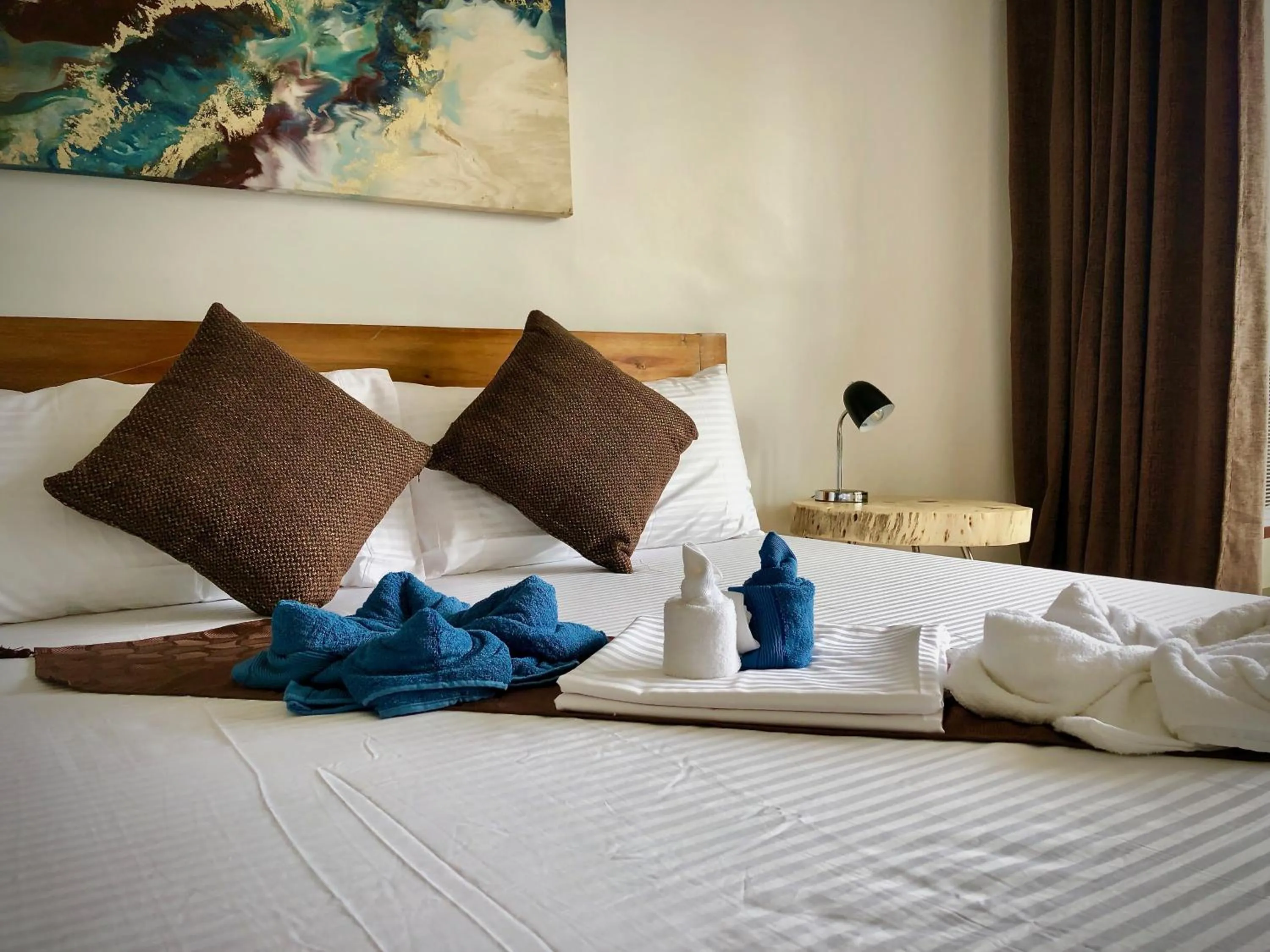 Bed in Sunset Cove Beach & Dive Resort