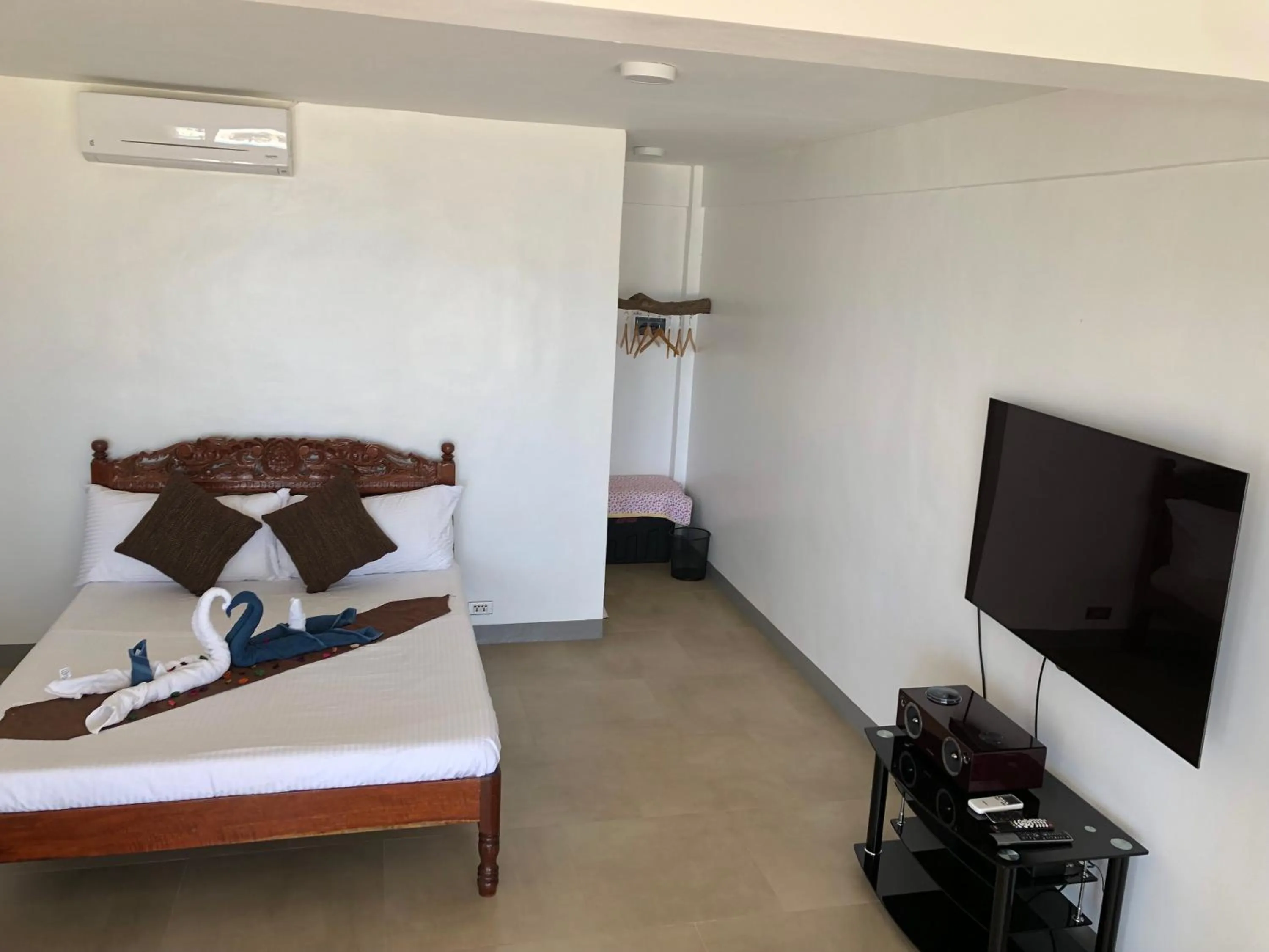 Bed in Sunset Cove Beach & Dive Resort