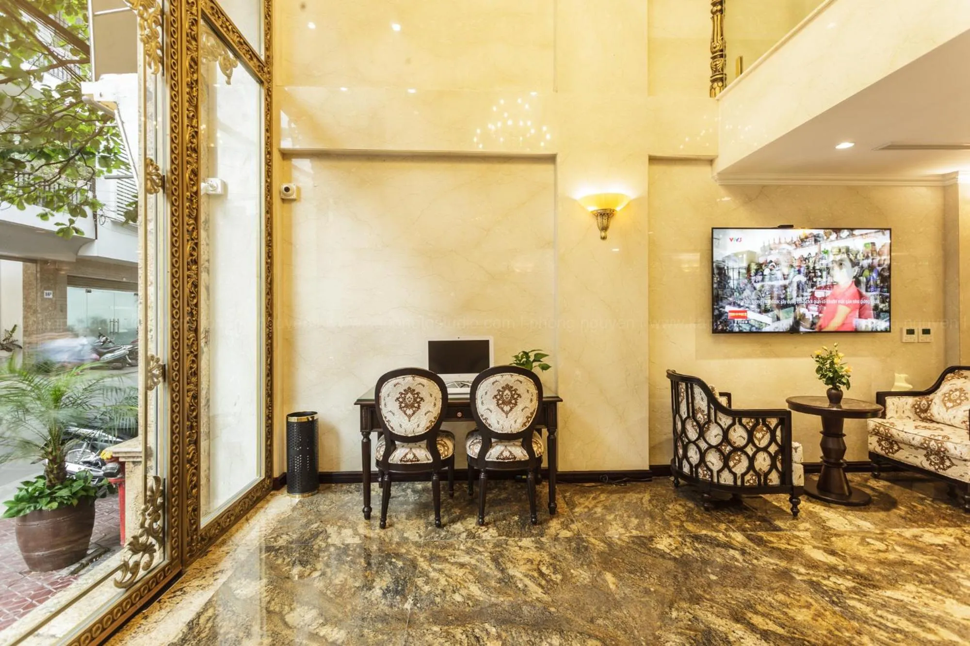 Communal lounge/ TV room in Hotel De La Seine