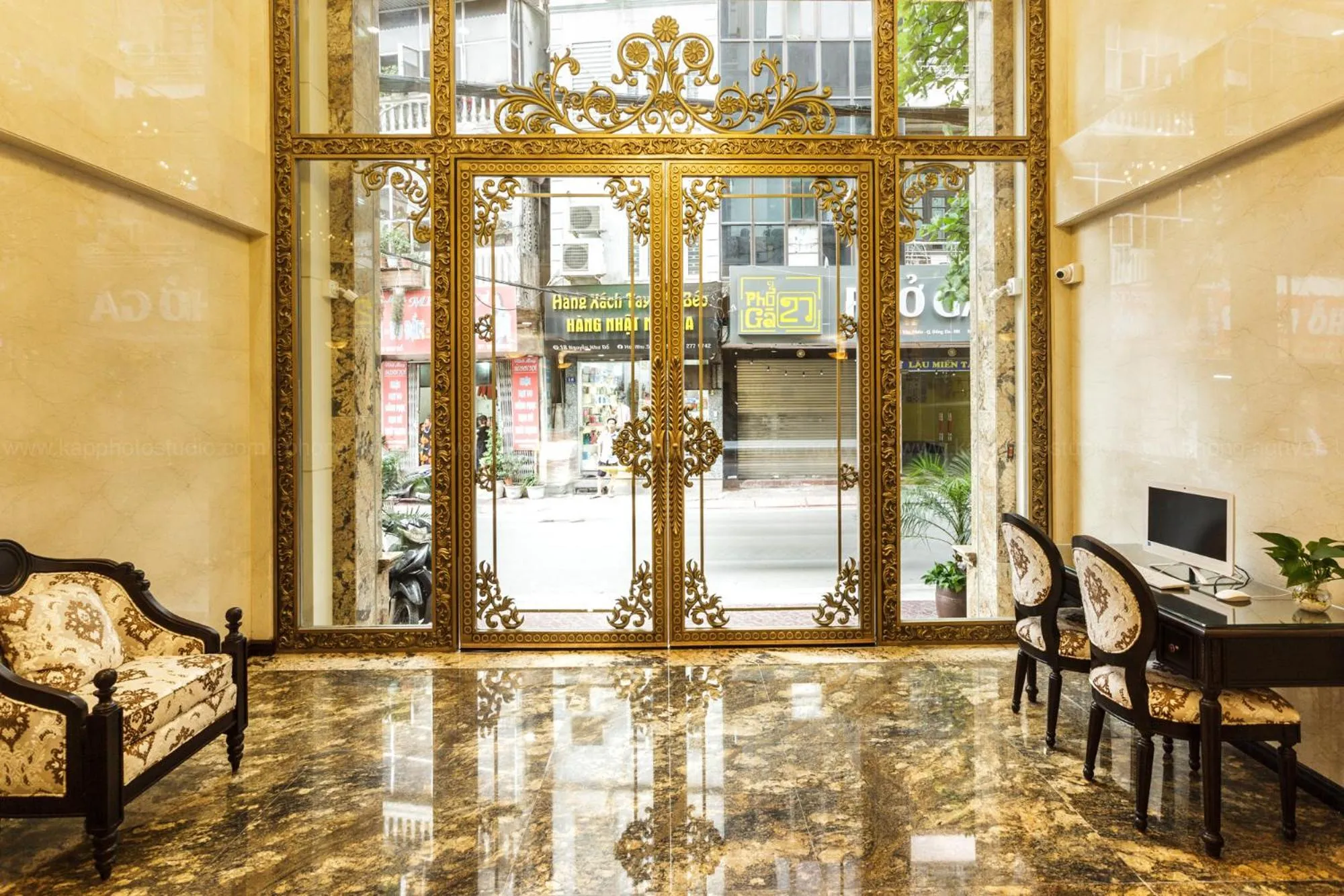 Communal lounge/ TV room in Hotel De La Seine