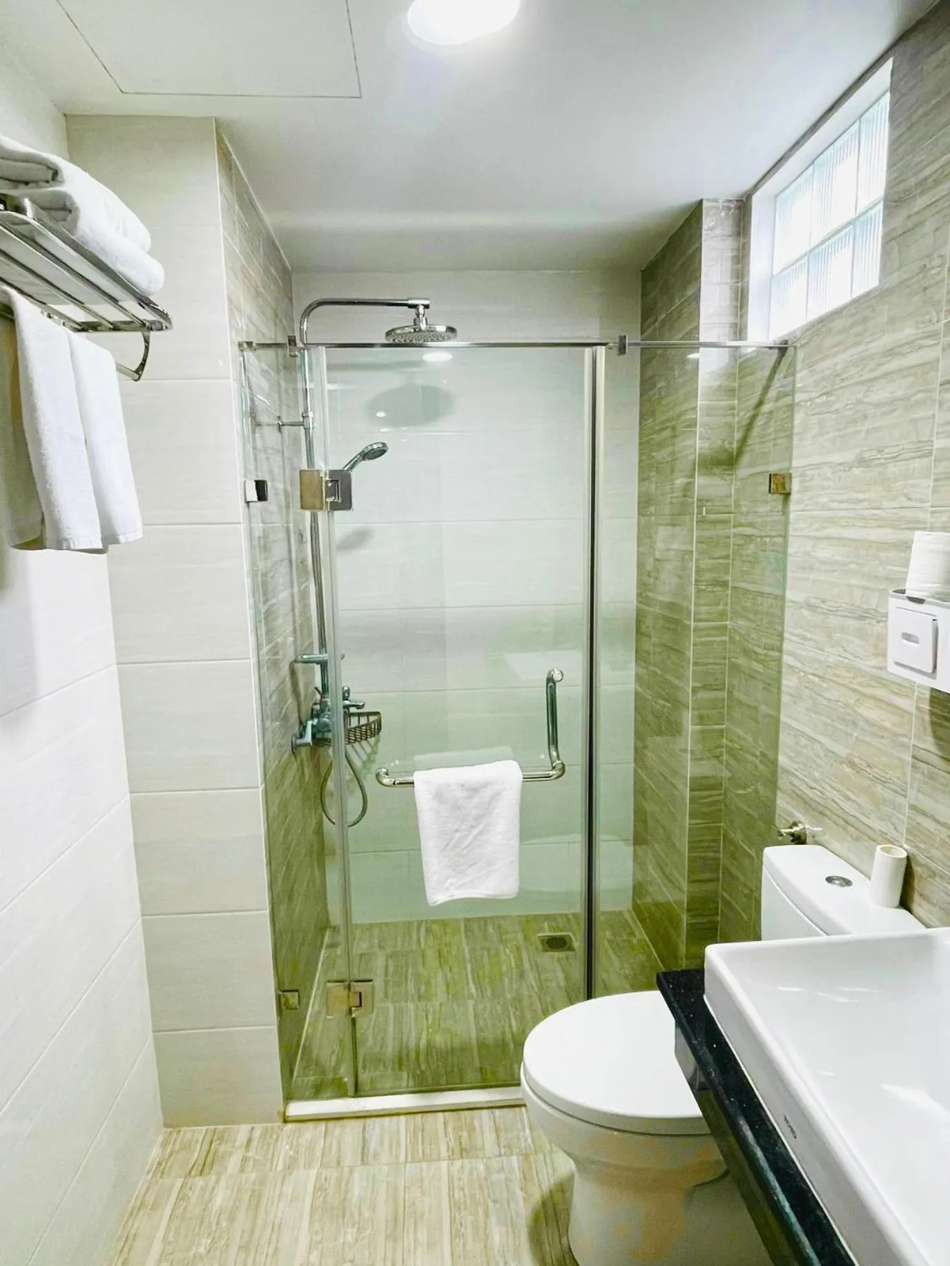 Shower in Hotel De La Seine