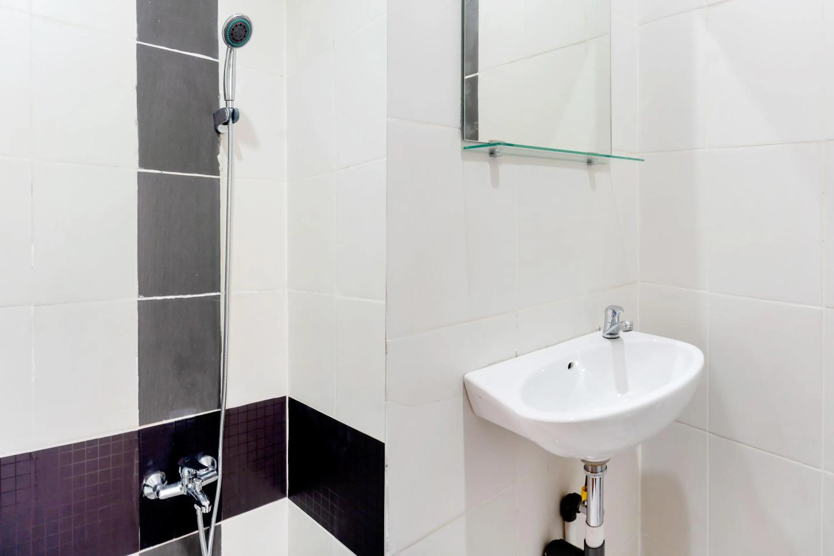 Bathroom in SUPER OYO 617 Sukaraja Residence Syariah