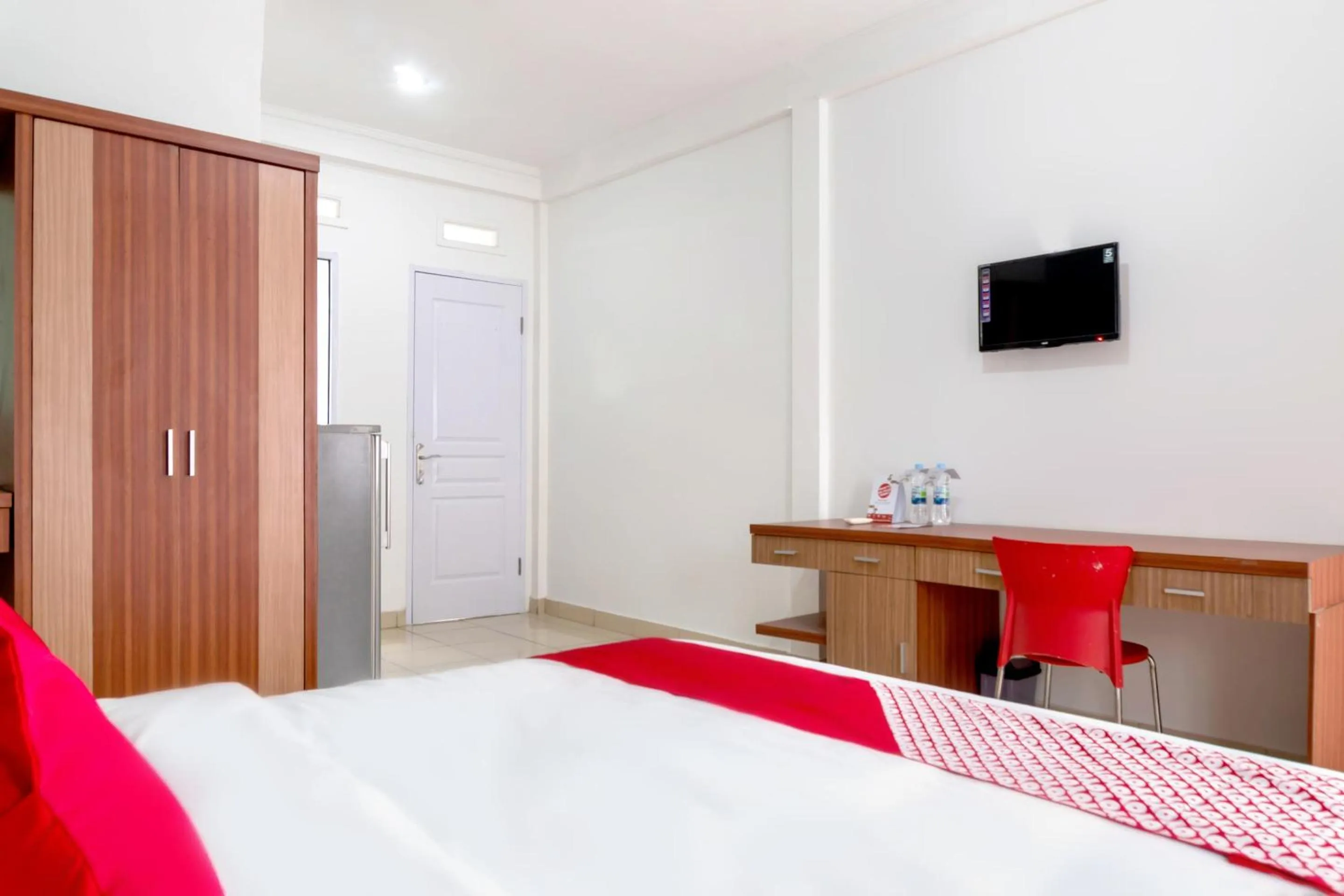 Bedroom in SUPER OYO 617 Sukaraja Residence Syariah