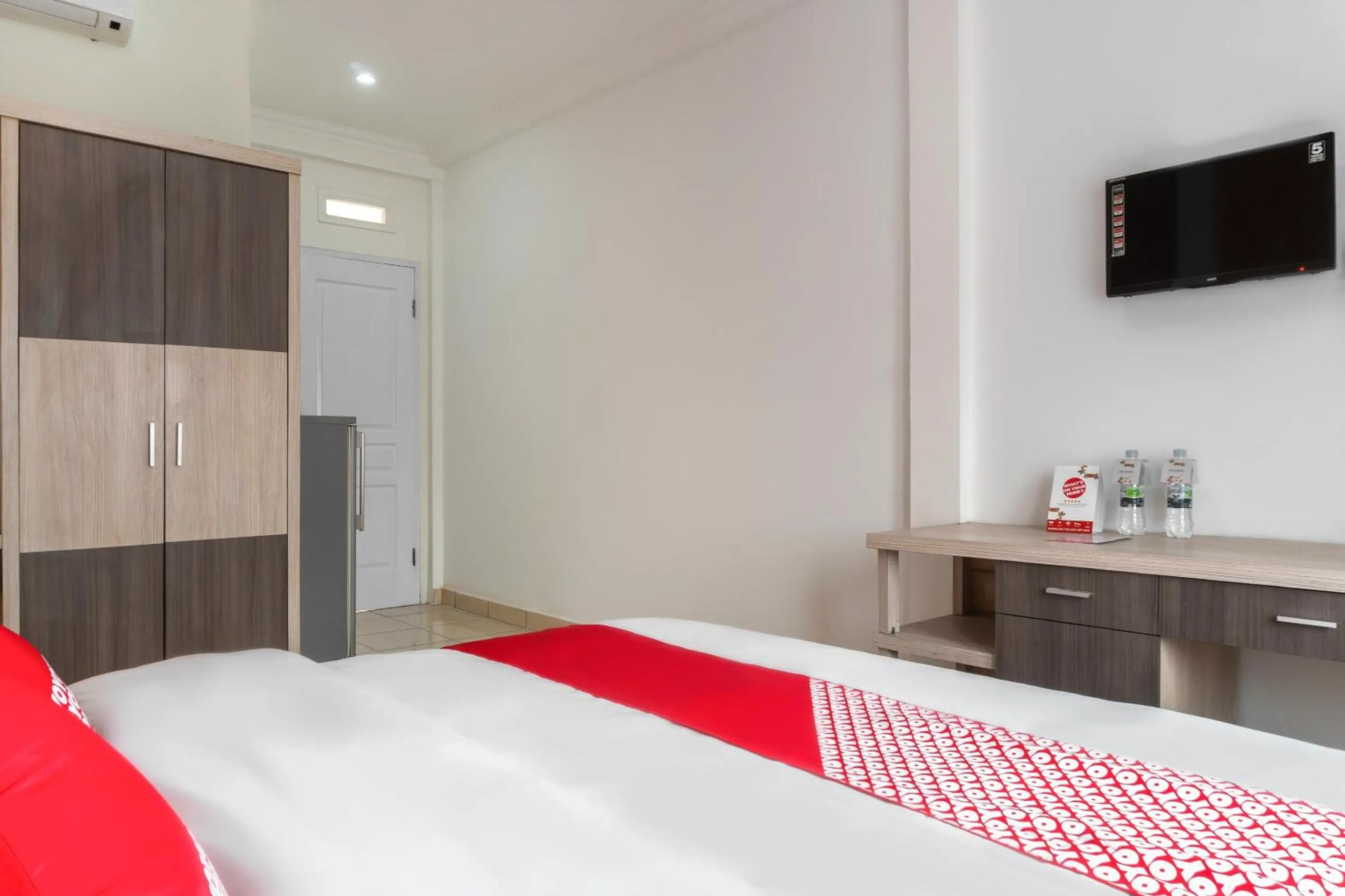 Bedroom in SUPER OYO 617 Sukaraja Residence Syariah