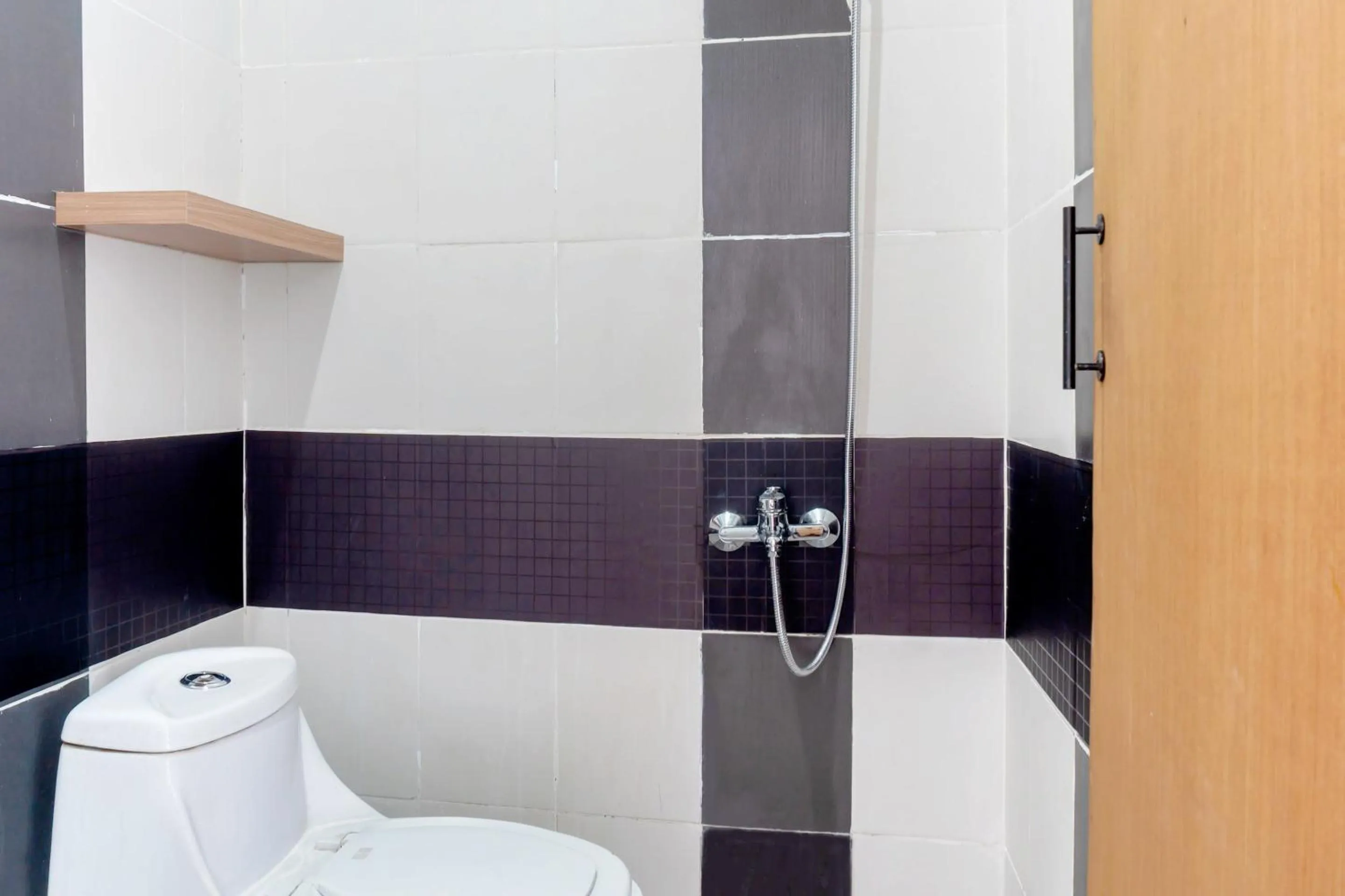 Bathroom in SUPER OYO 617 Sukaraja Residence Syariah