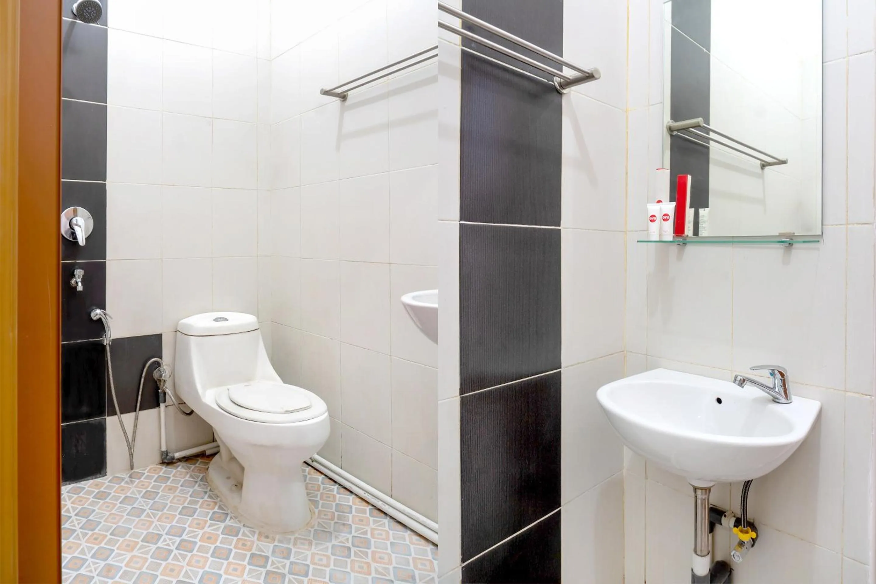 Bathroom in SUPER OYO 617 Sukaraja Residence Syariah