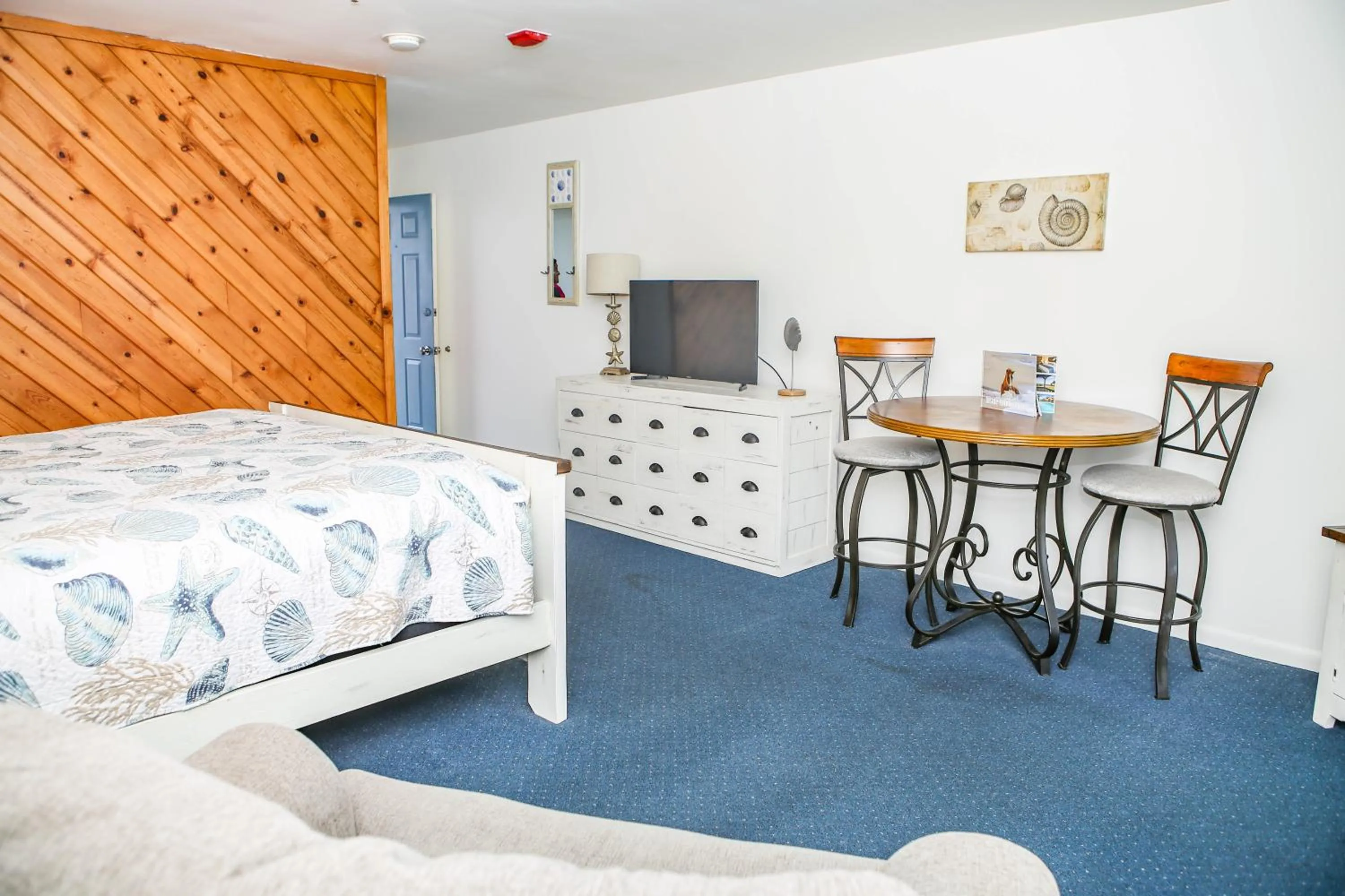 Photo of the whole room, Bed in Waterside Inn