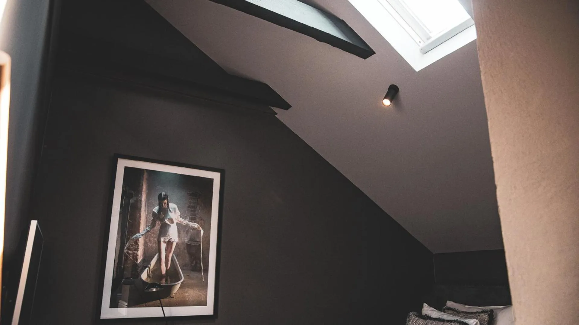 Bed, TV/Entertainment Center in Pop House Hotel