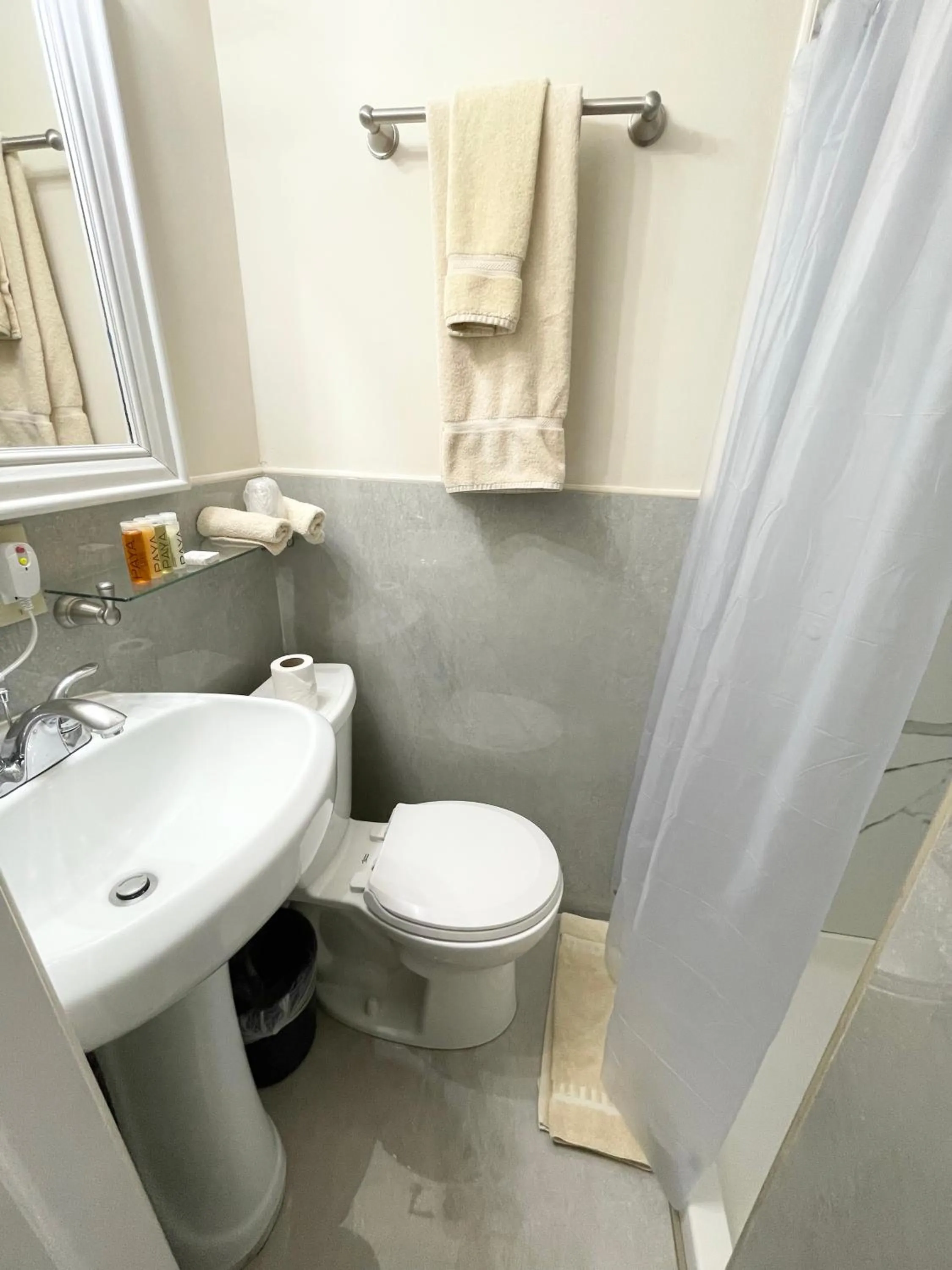 Shower in Da Vinci Hotel