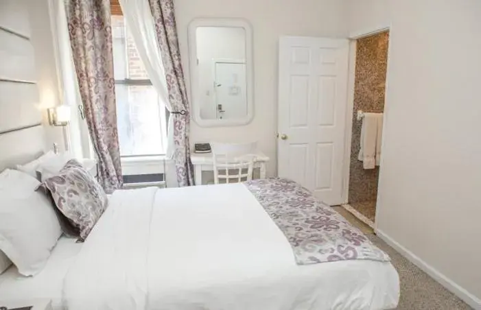 Bedroom, Bed in Da Vinci Hotel Bedroom, Bed in Da Vinci Hotel