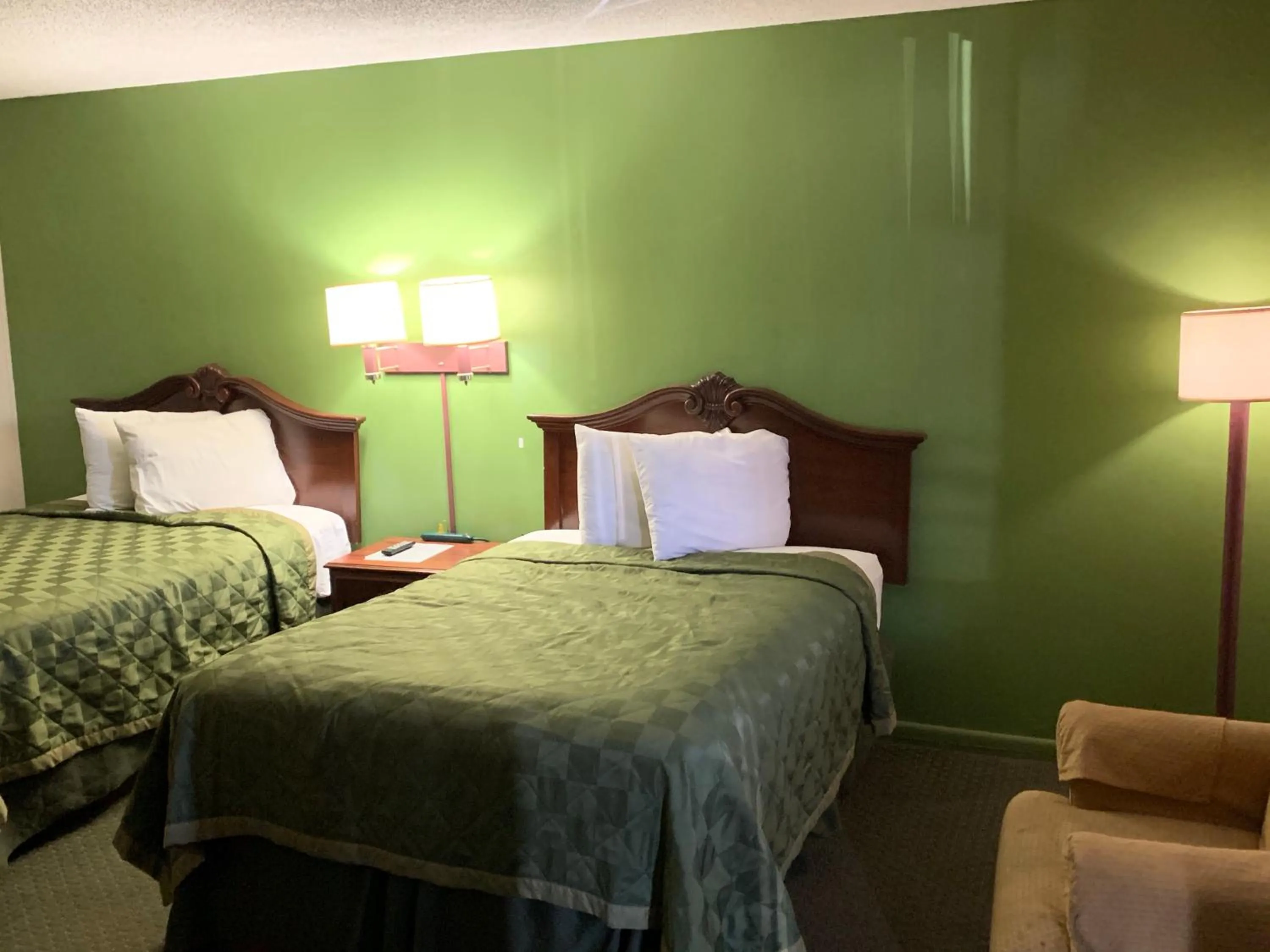 Bed in Gas Lite Motel Lawrenceville