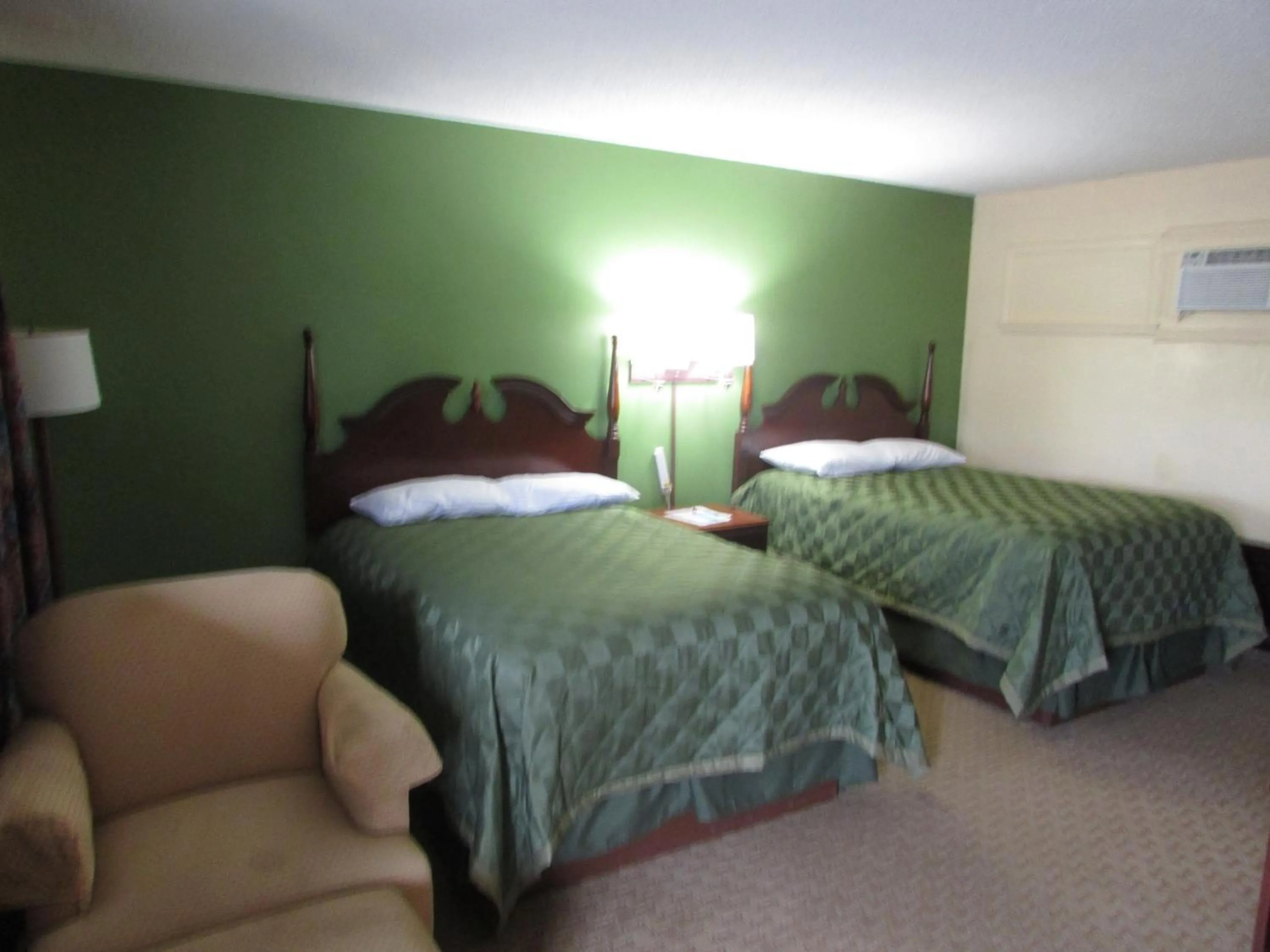 Bed in Gas Lite Motel Lawrenceville