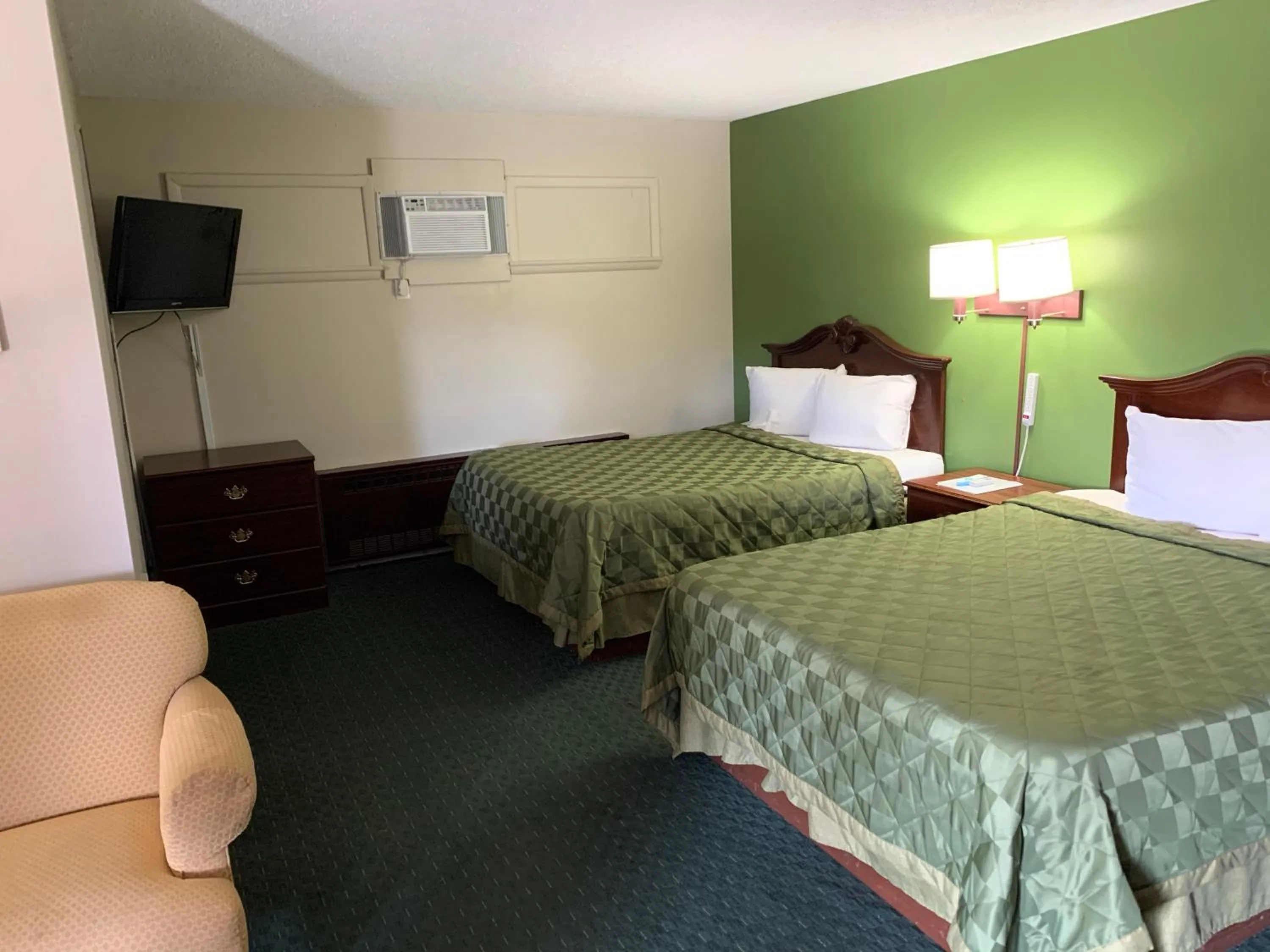 Bed in Gas Lite Motel Lawrenceville