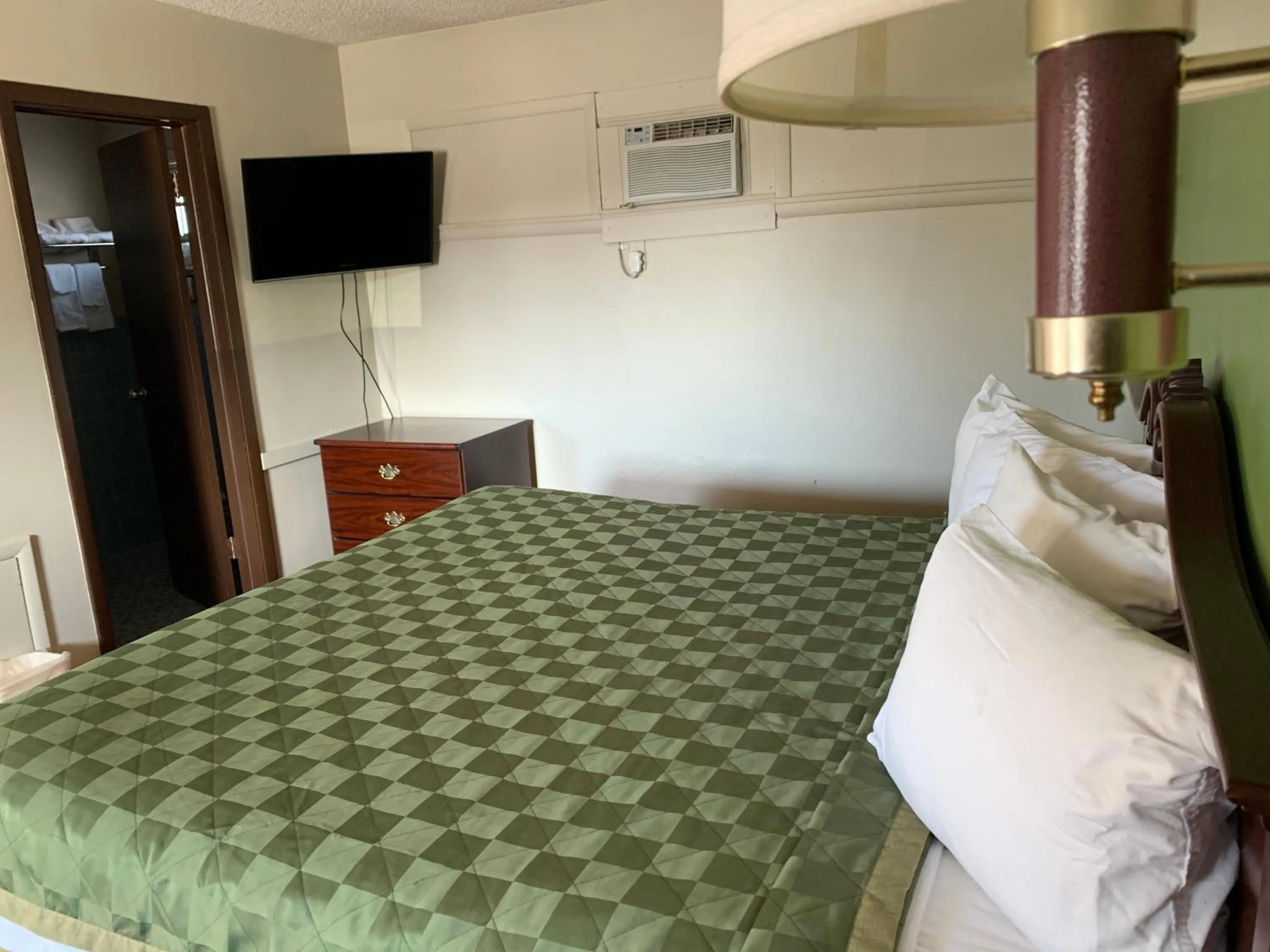 Bed in Gas Lite Motel Lawrenceville