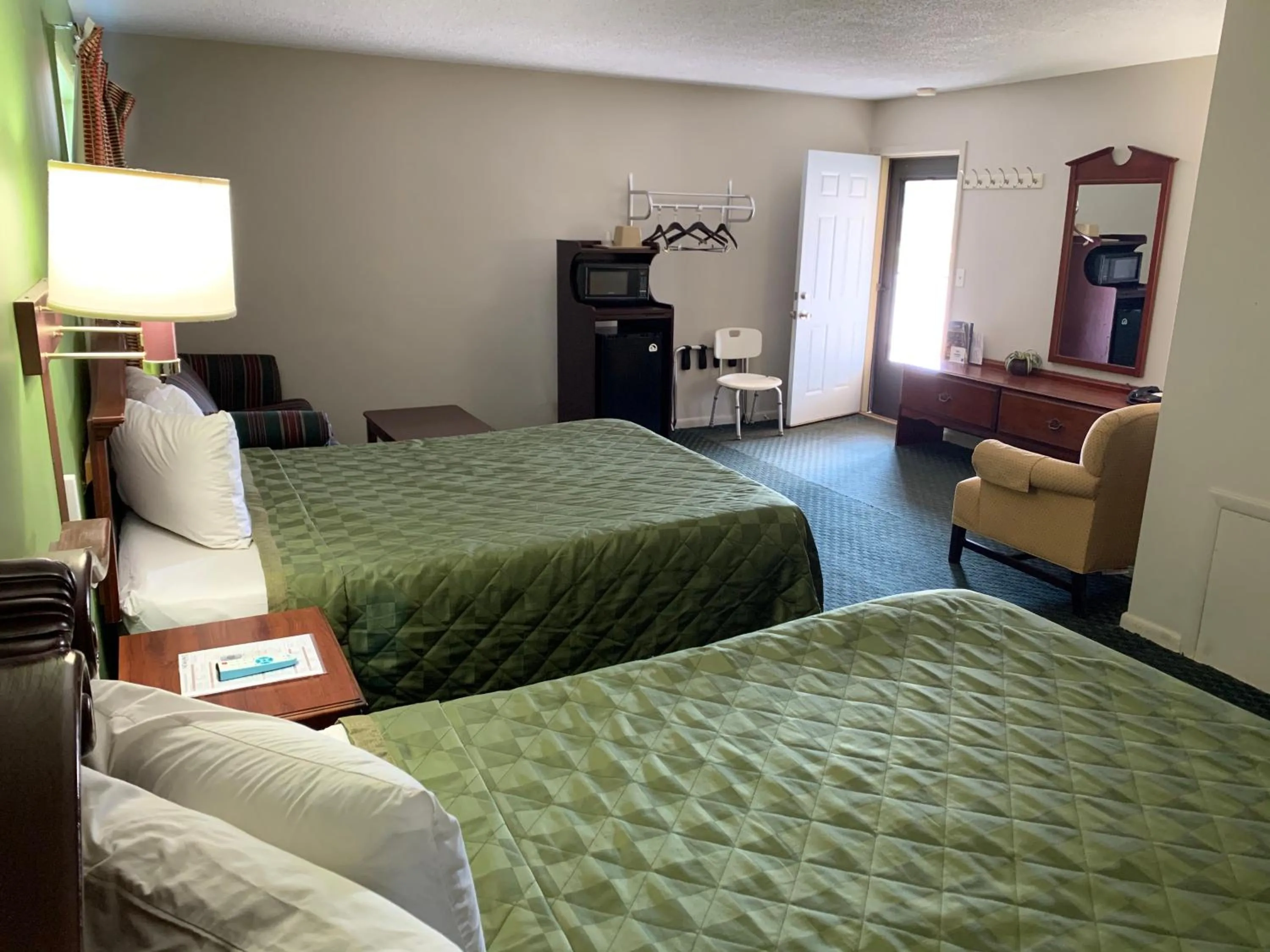 Bed in Gas Lite Motel Lawrenceville