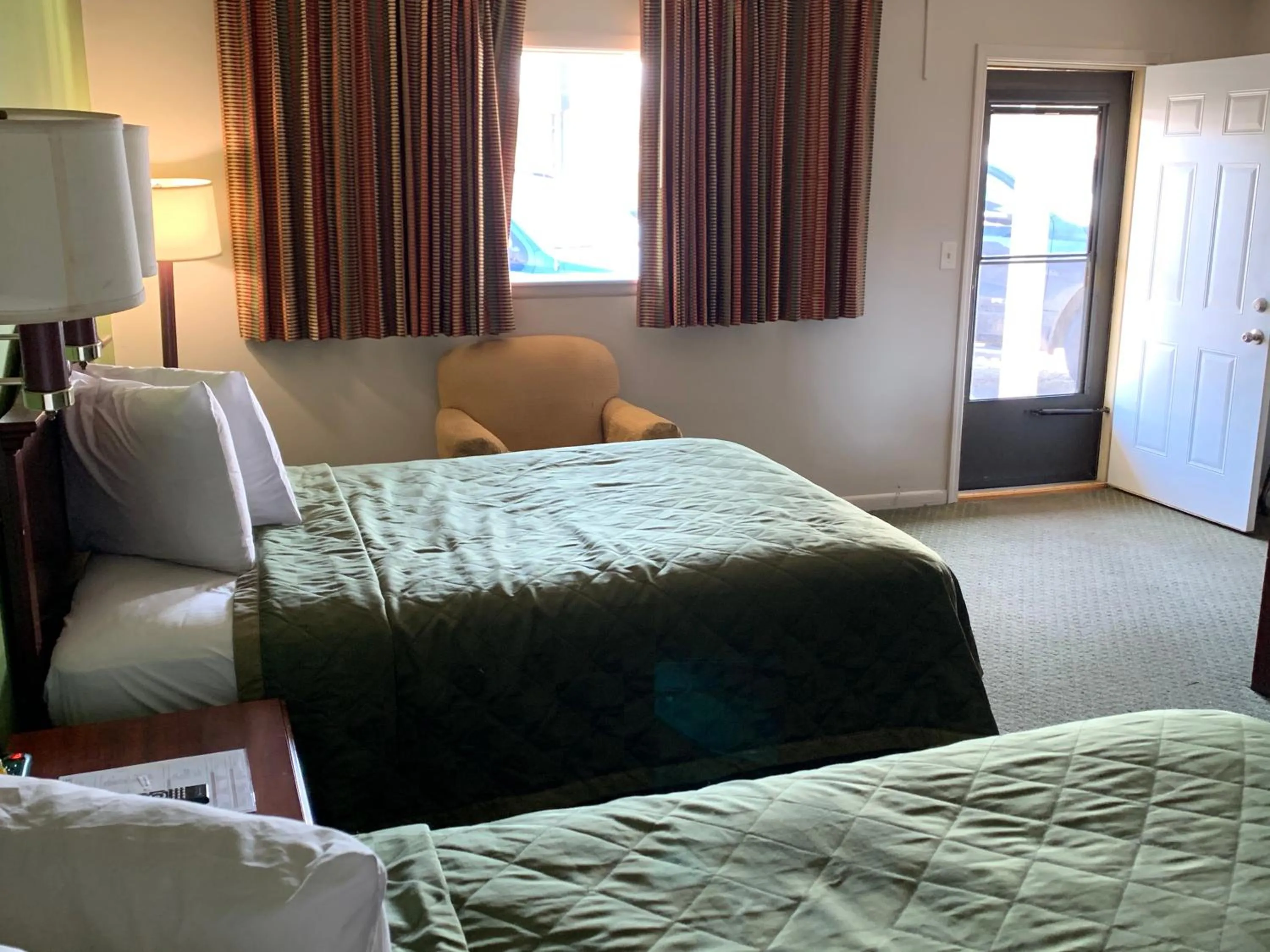 Bed in Gas Lite Motel Lawrenceville