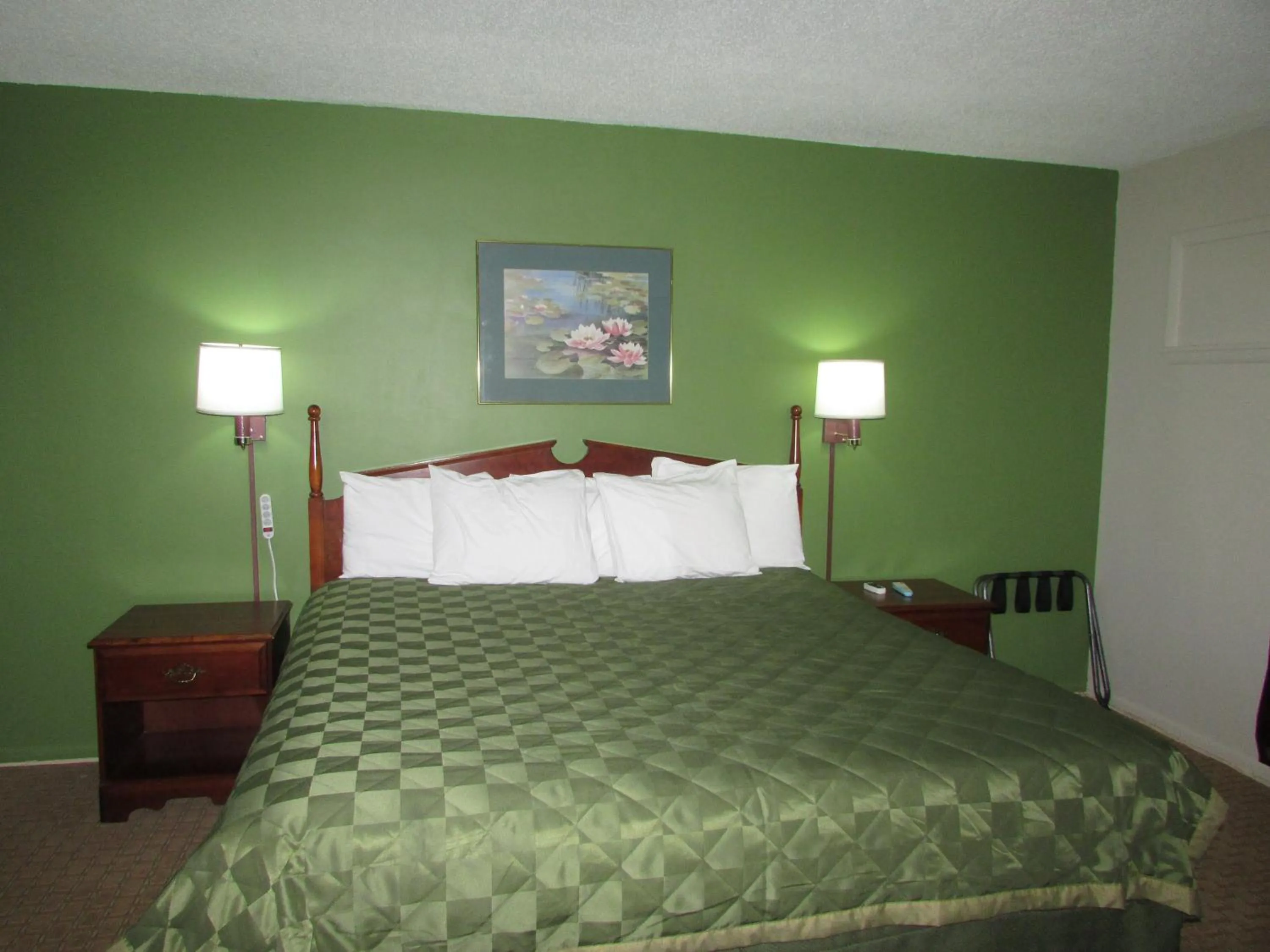 Bed in Gas Lite Motel Lawrenceville