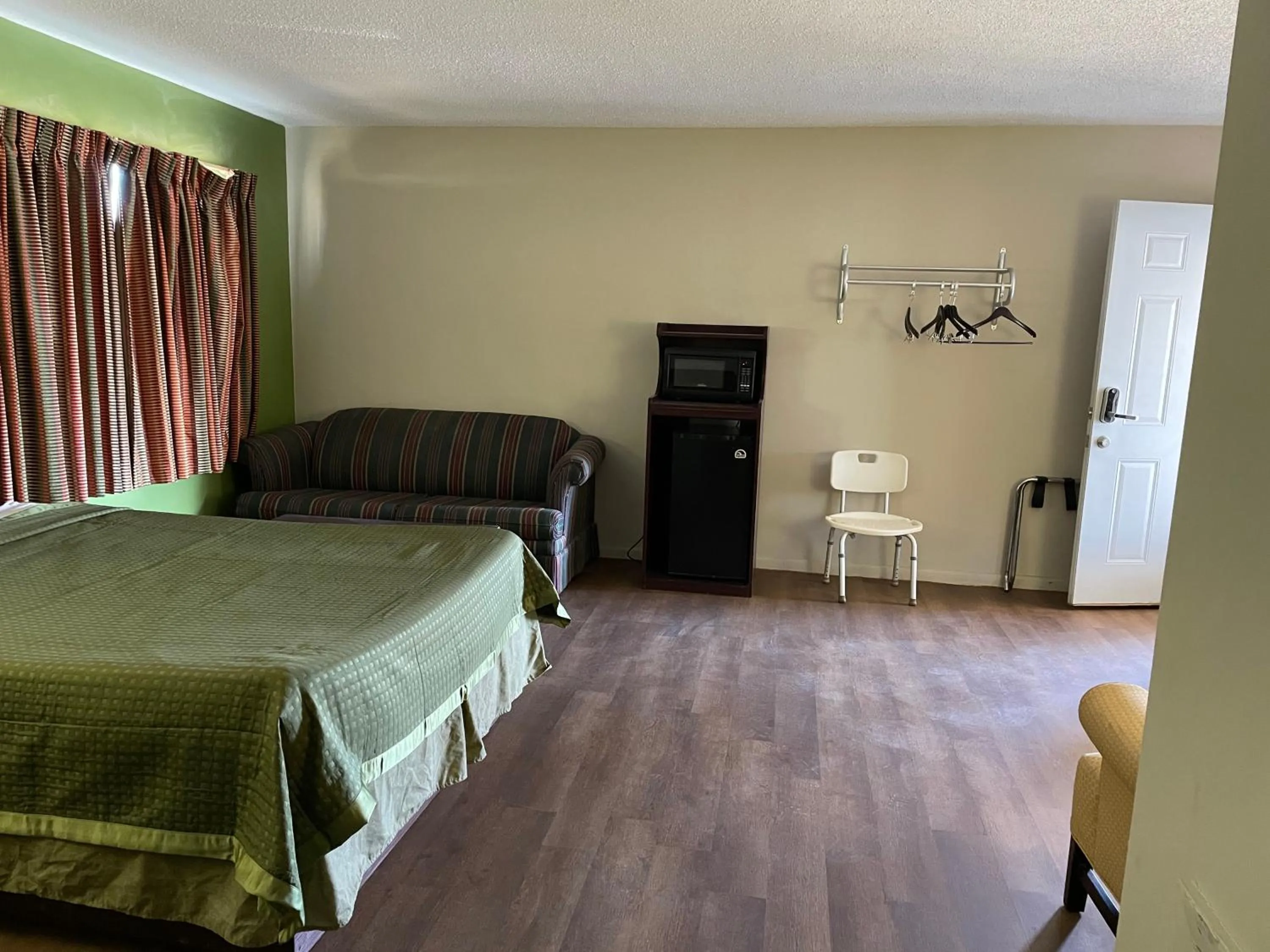 Bed in Gas Lite Motel Lawrenceville