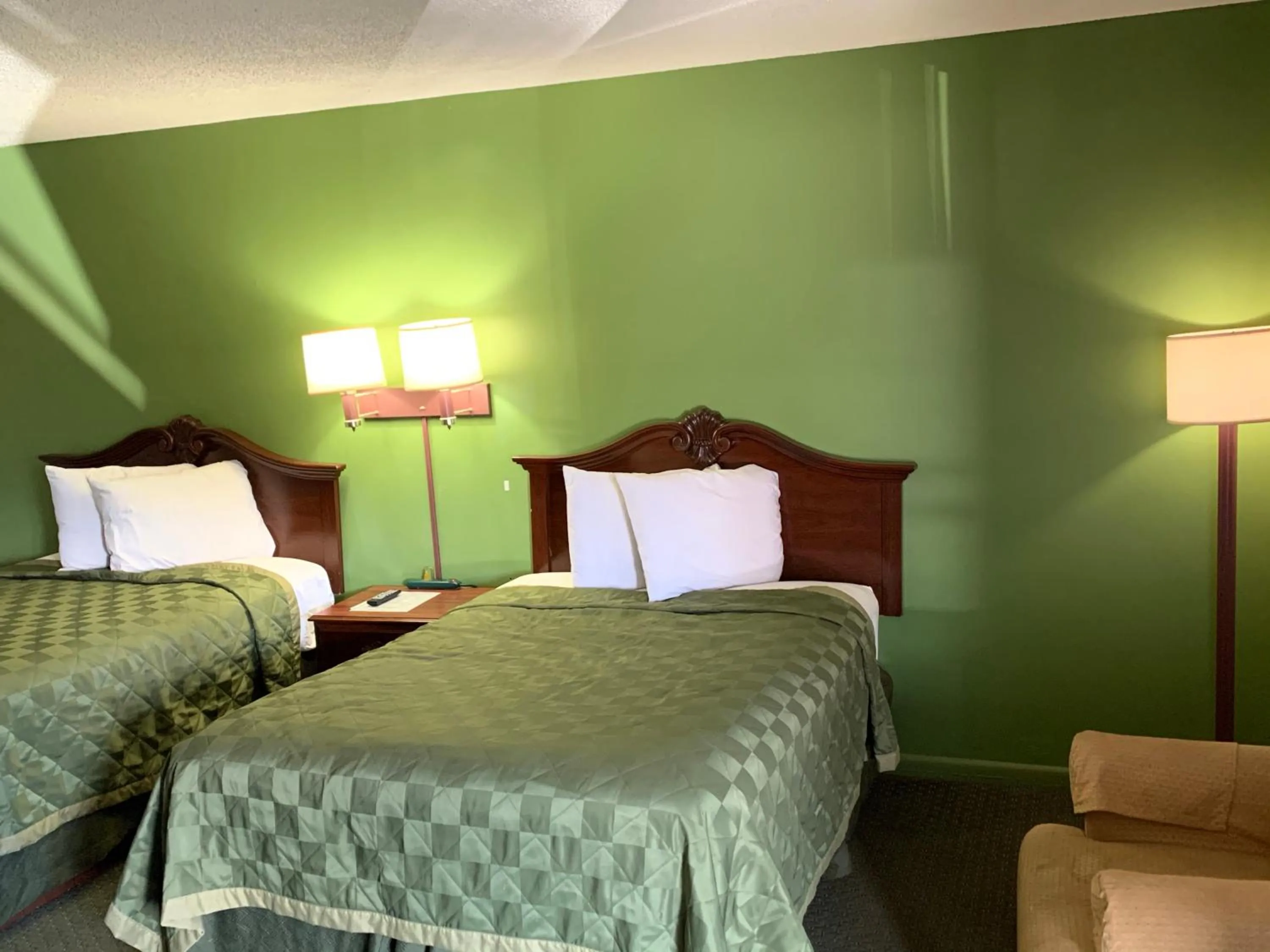 Bed in Gas Lite Motel Lawrenceville