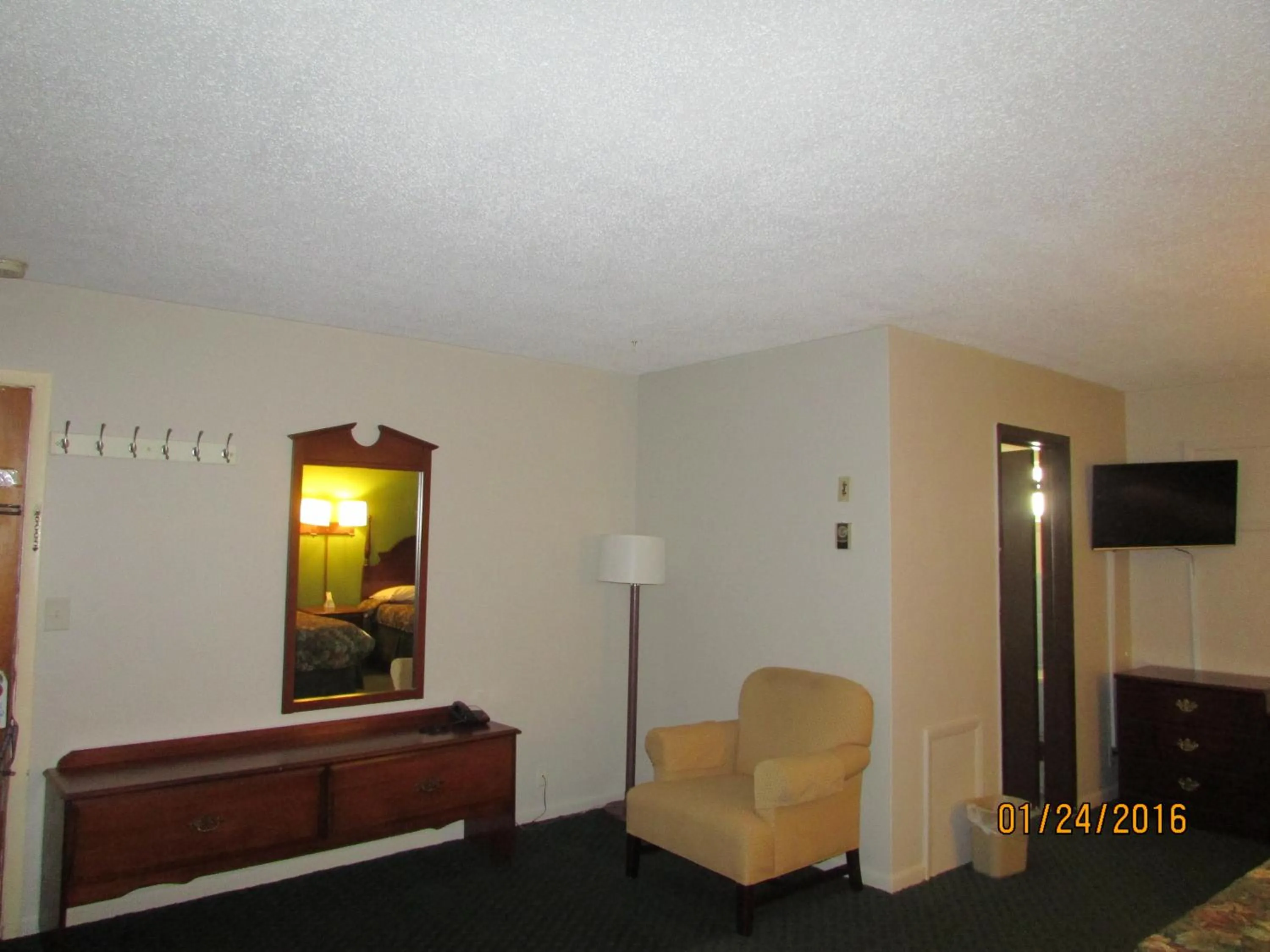 Bed in Gas Lite Motel Lawrenceville