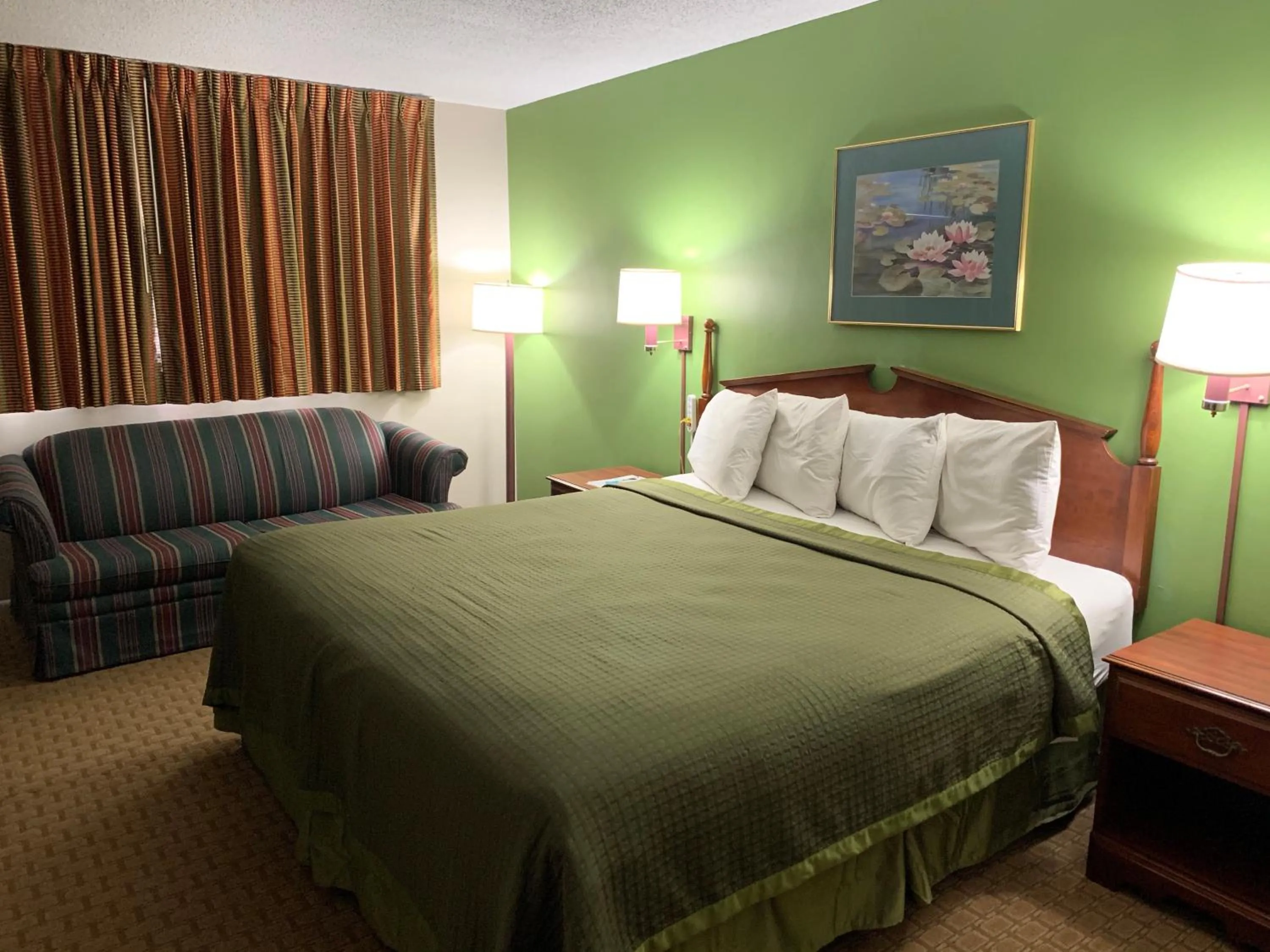 Bed in Gas Lite Motel Lawrenceville