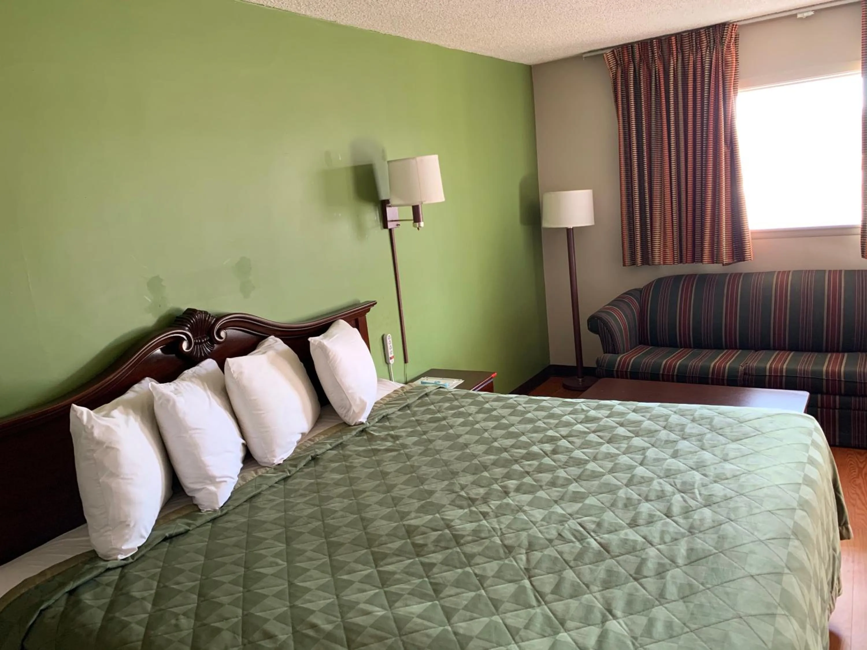 Bed in Gas Lite Motel Lawrenceville