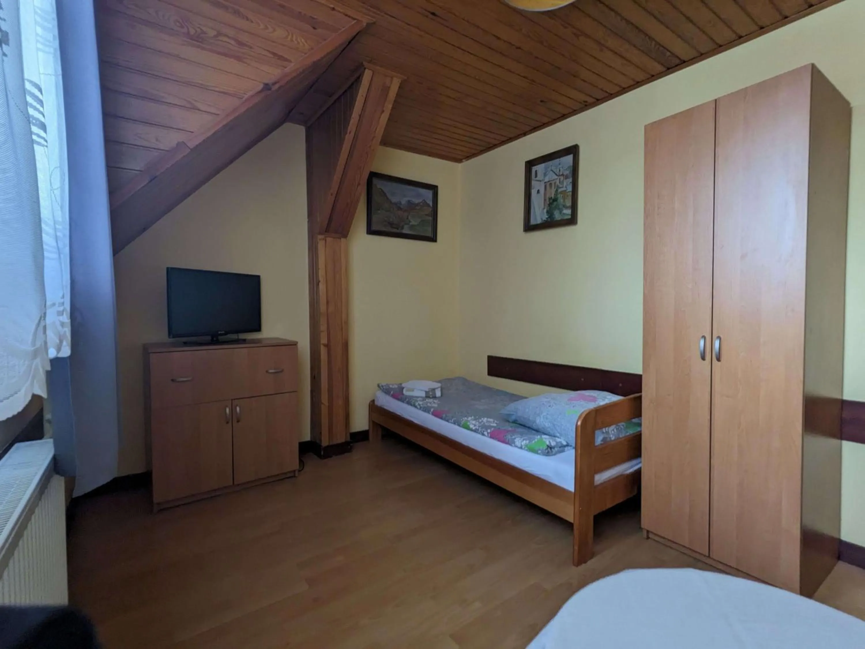 Communal lounge/ TV room, Bed in Dom wczasowy Przy Skałkach