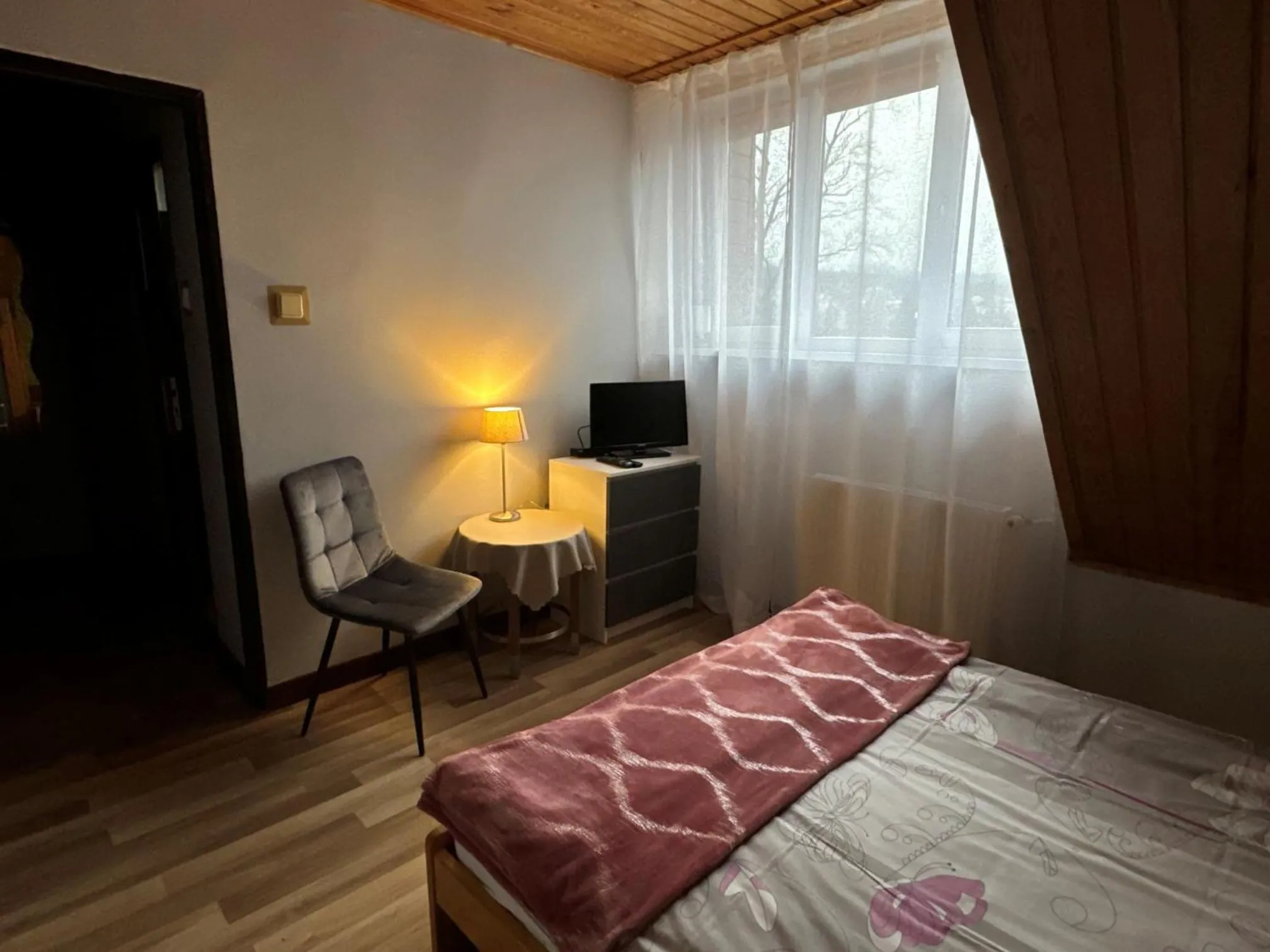 Communal lounge/ TV room, Bed in Dom wczasowy Przy Skałkach